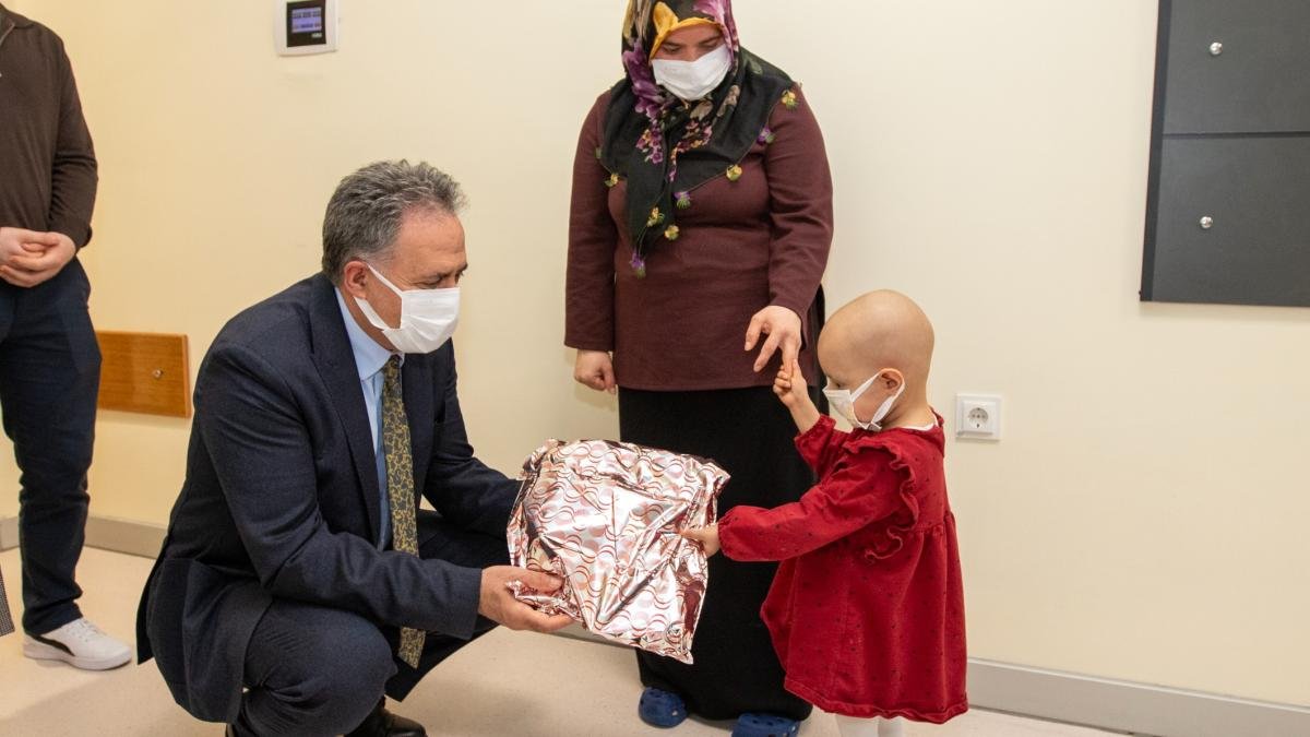 Rektör Akpolat, Onkoloji Hastanesindeki Minik Hastaları Hediyelerle Sevindirdi