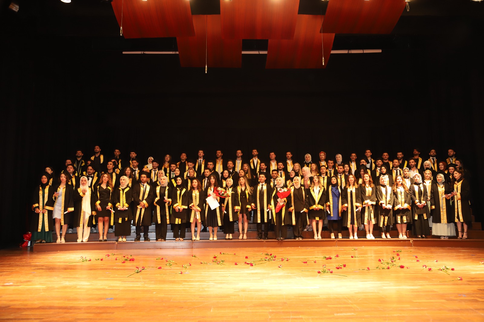 112 Diş Hekimi Diplomasını Aldı