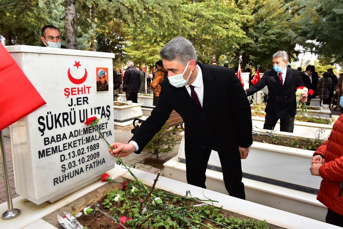 18 Mart Şehitleri Anma Günü Dolayısıyla Şehitlikte Tören Düzenlendi