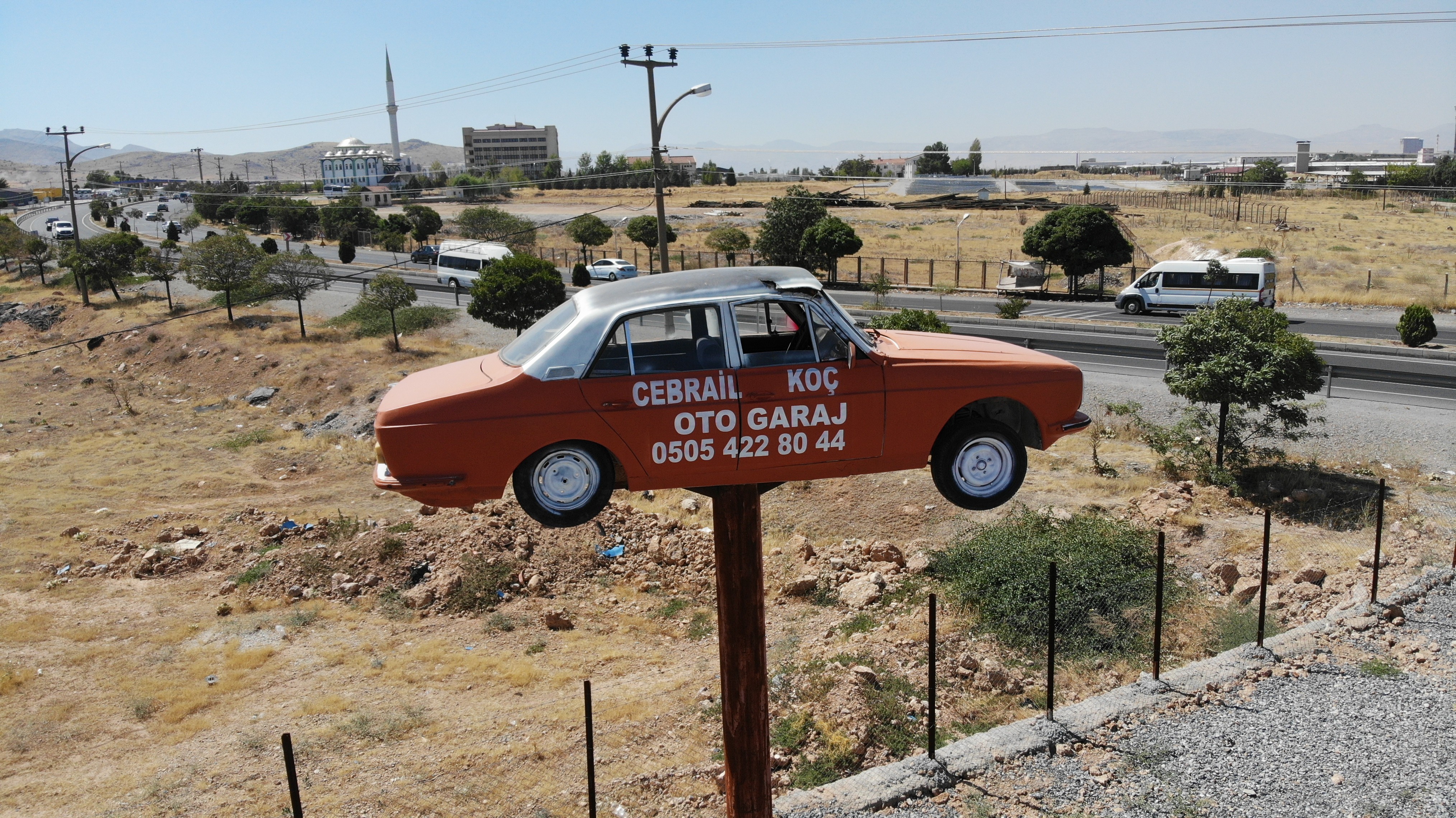 1983 model otomobil 5 metre yükseklikte direk üzerinde aksesuar oldu