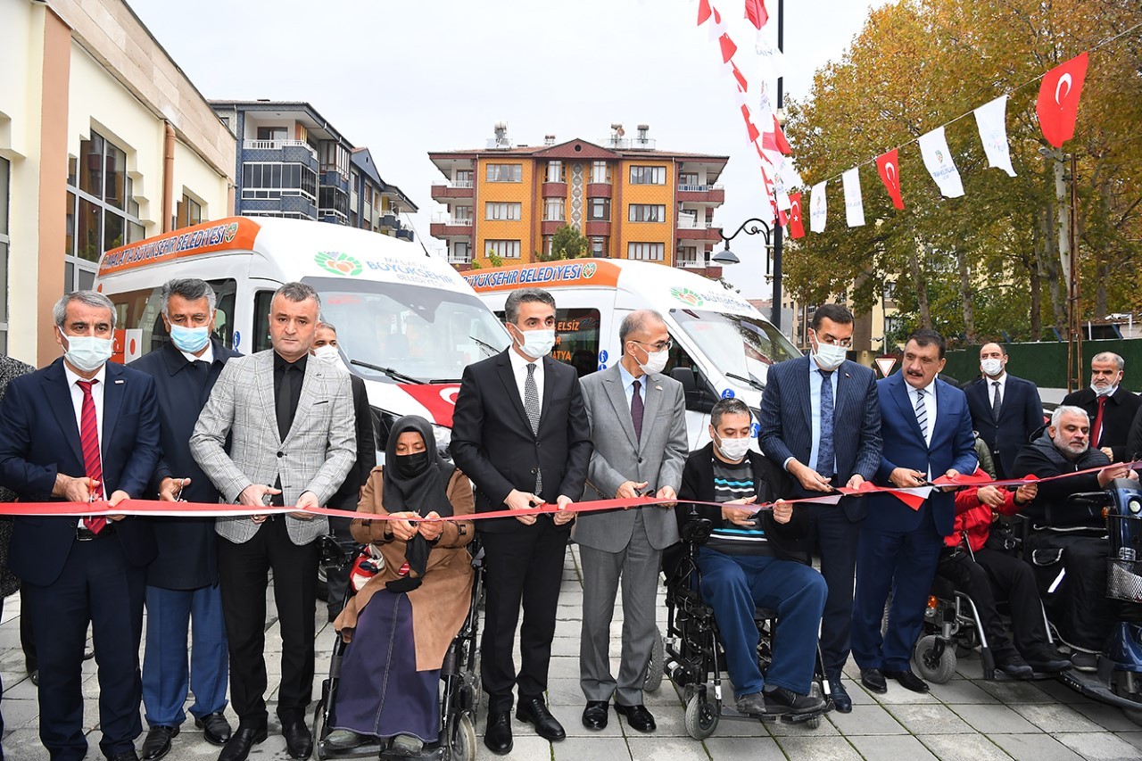 2 Engelli Minibüsü Törenle Hizmete Alındı