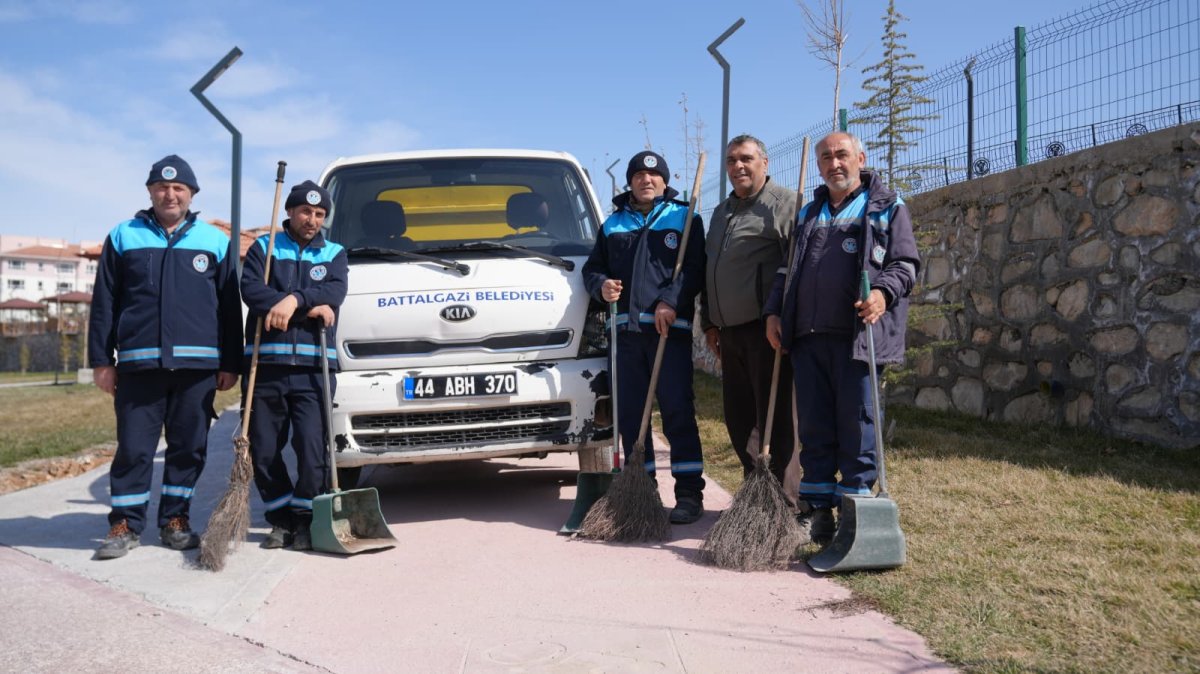 BATTALGAZİ’DE DERME DERESİ ÇEVRESİNDE TEMİZLİK VE YIKAMA ÇALIŞMASI