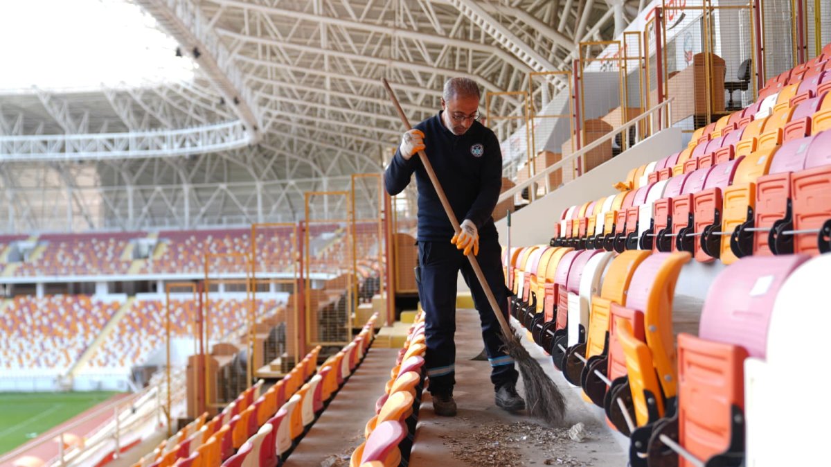 BATTALGAZİ BELEDİYESİ’NDEN KTİRİK MAÇ ÖNCESİ TEMİZLİK ÇALIŞMASI