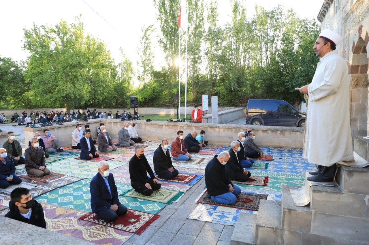 800 yıllık namazgâhta bayram namazı sevinci