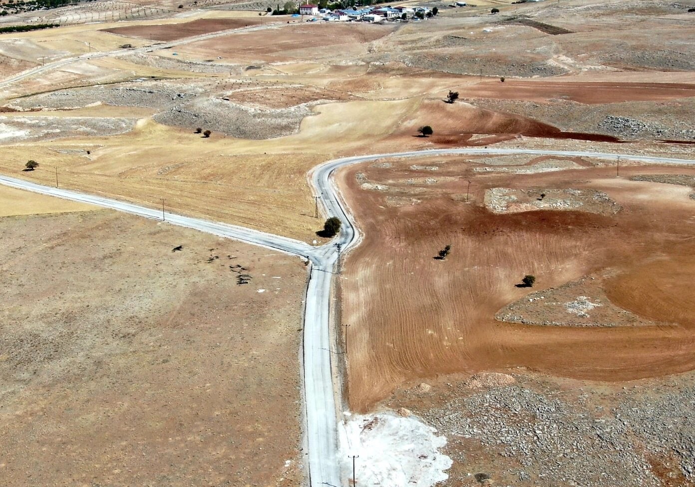 9 mahalleyi birbirine bağlayan yol tozdan kurtarıldı