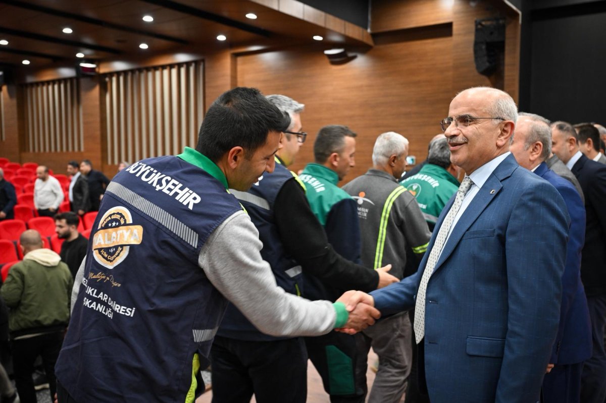 BÜYÜKŞEHİR BELEDİYE BAŞKANI SAMİ ER  PERSONELLE BAYRAMLAŞTI