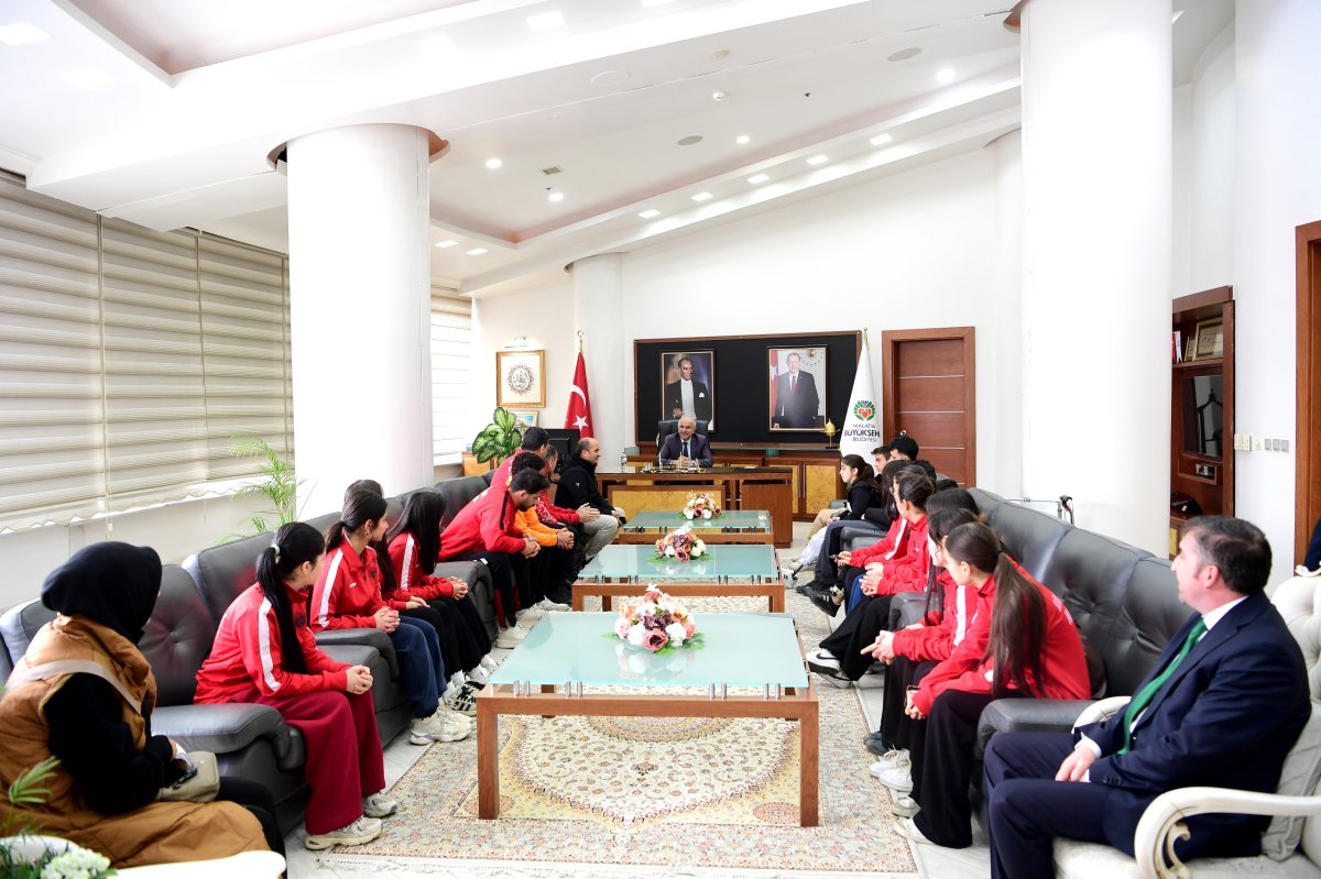 Büyükşehir Belediyesporlu Sporcularla Bir Araya Gelen Başkan Er:  “MALATYA’NIN HER BÖLGESİNDE  SPOR TESİSİ OLACAK”