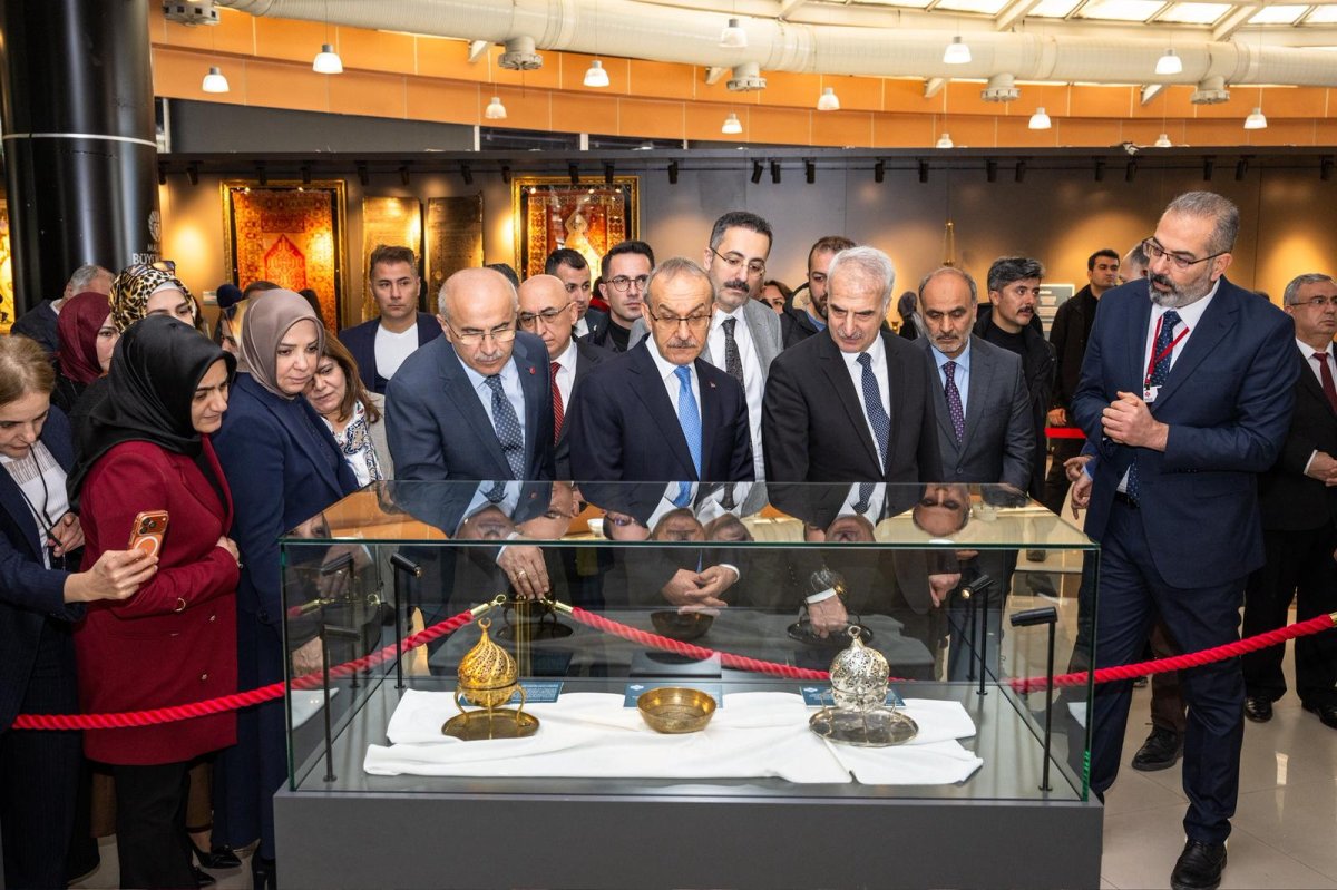Kutsal Emanetler ve Vakıf Eserleri Sergisi’ Büyükşehir ev sahipliğinde açıldı