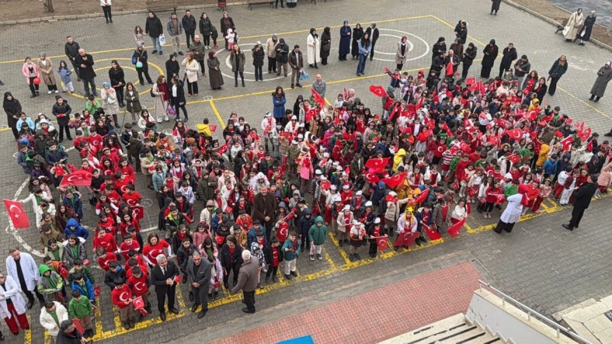  Selahaddin Eyyubi İlkokulu’nun bayrak programı alkış aldı