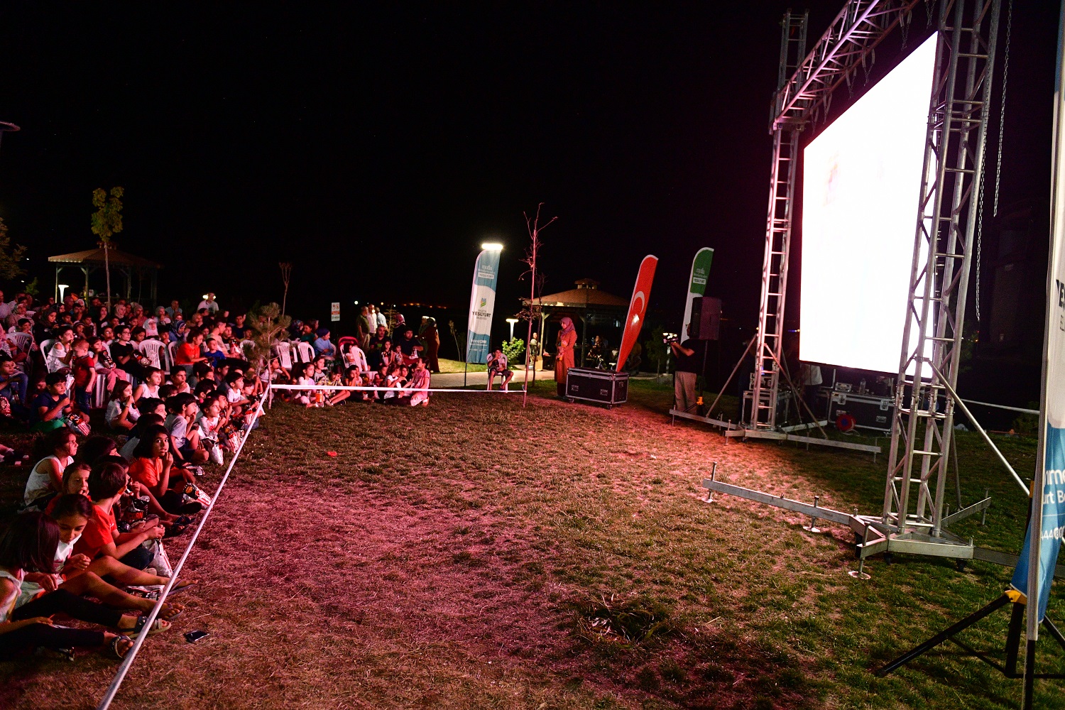 Açık Sinema Filmine Çocuklar Yoğun İlgi Gösterdi