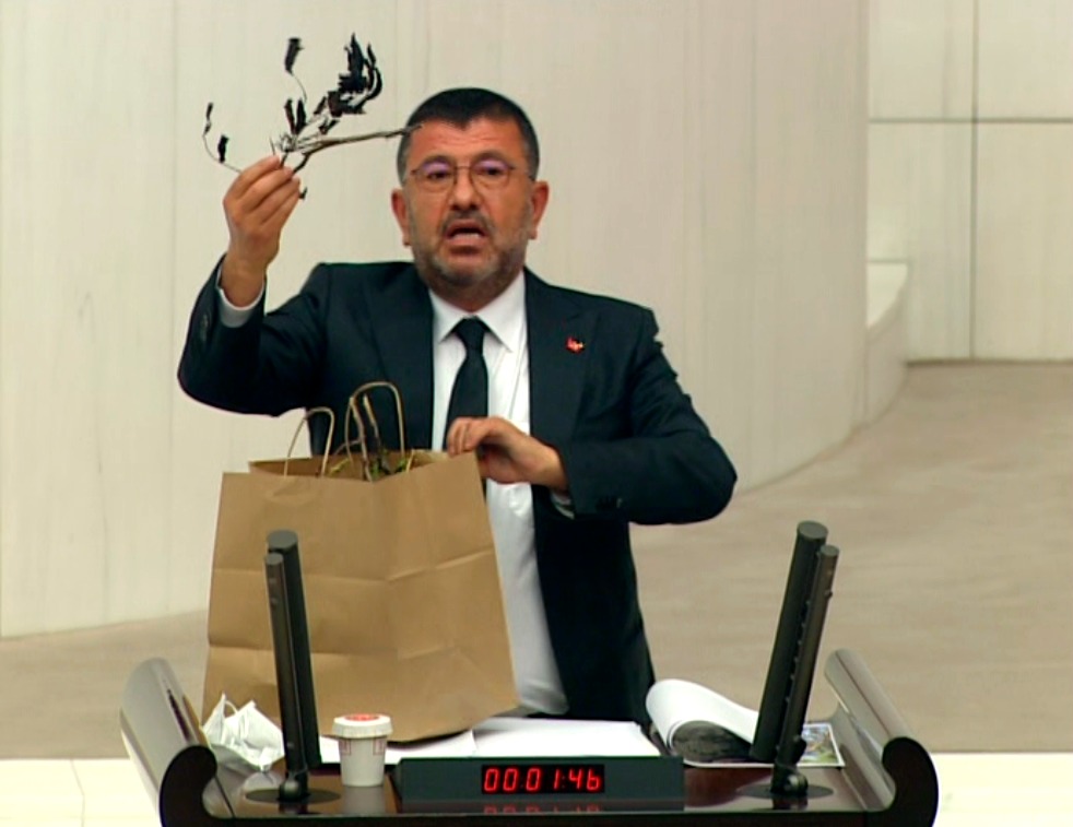 Ağbaba Kurumuş Kayısı ve Ceviz Dallarıyla Mecliste Don Felaketini Anlattı