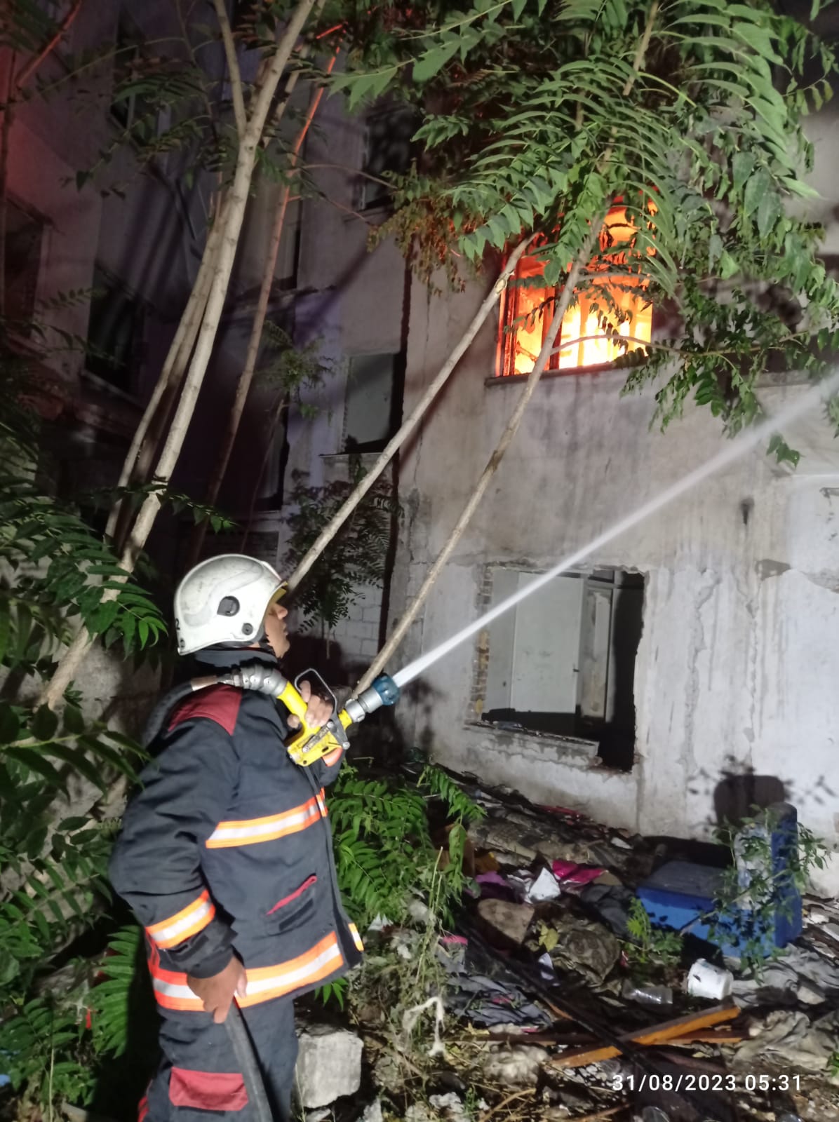 Ağır Hasarlı Binada Gece Yarısı Korkutan Yangın