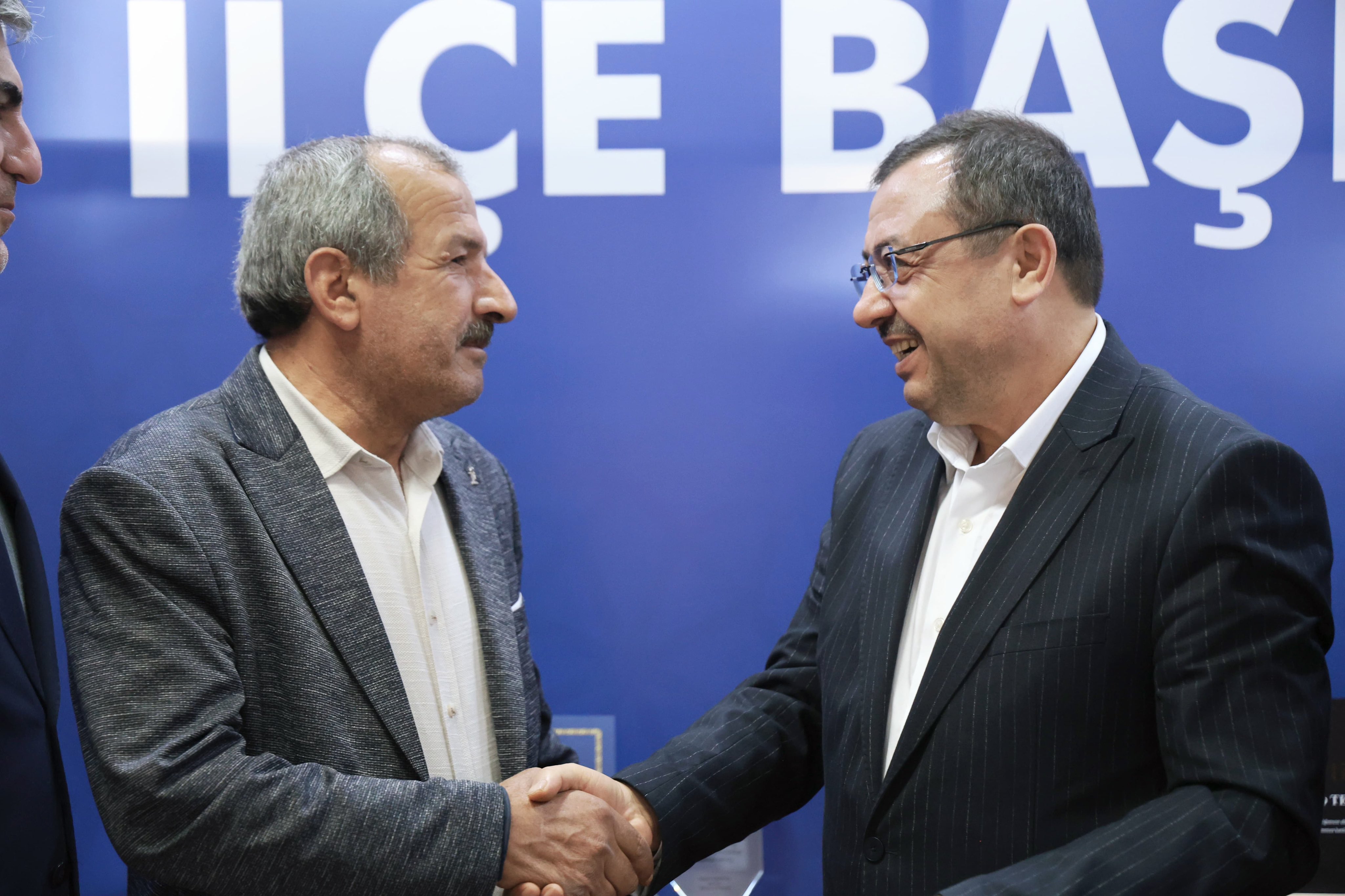 AK Parti’ye Katılımlar Sürüyor: Kale’de Meclis Üyesi Karadeniz de AK Parti Rozeti Taktı