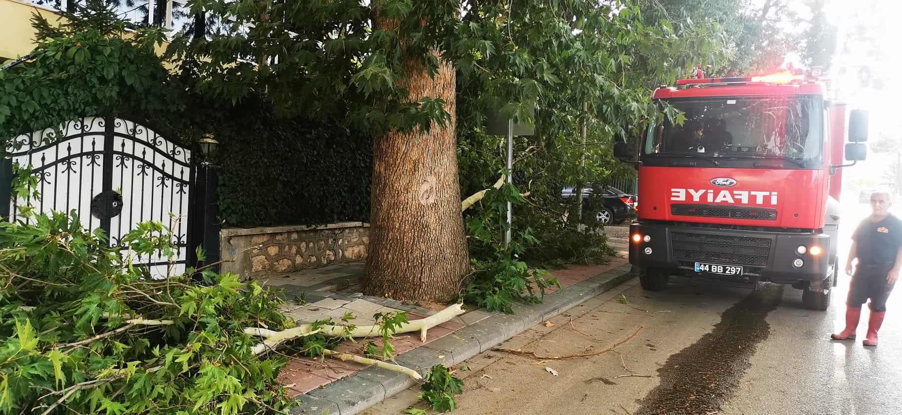 Akçadağ'da Şiddetli Fırtına Etkili Oldu