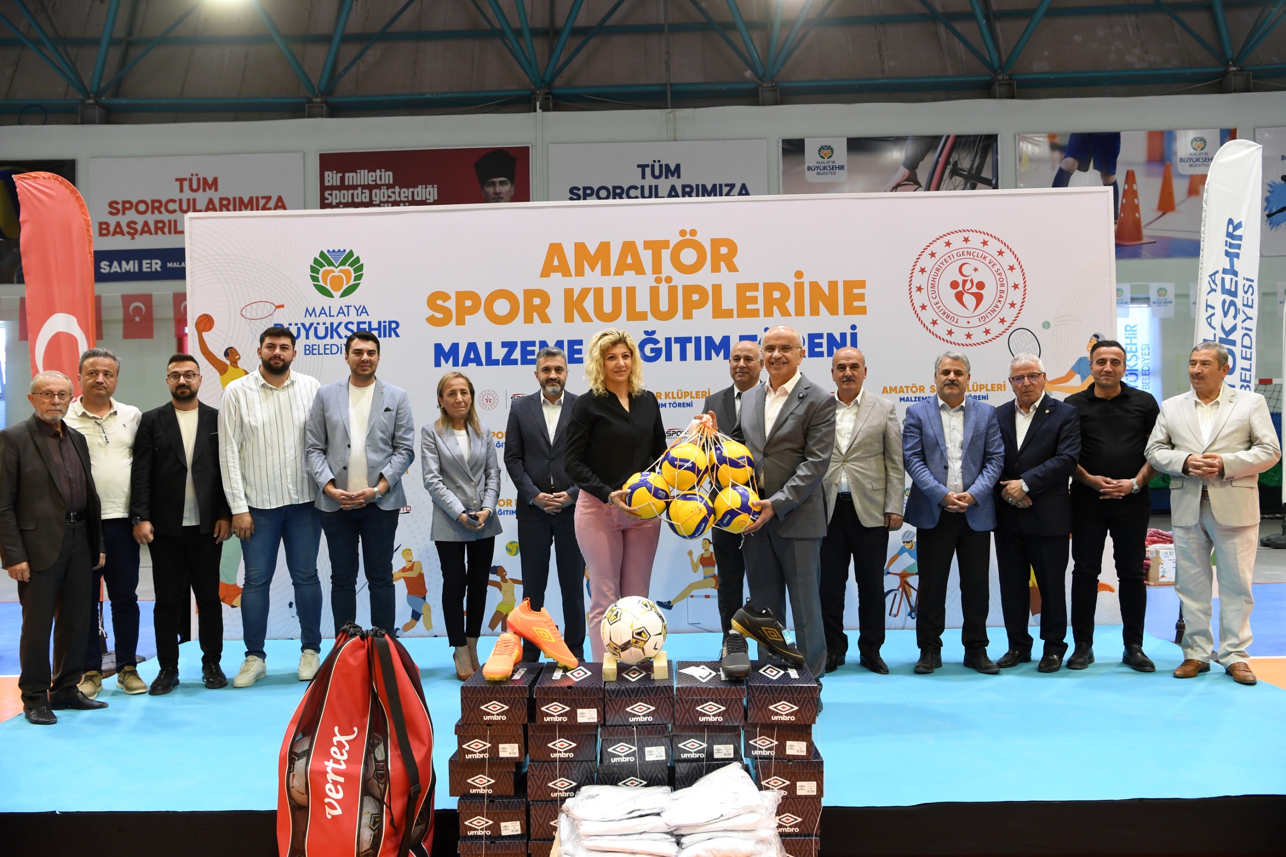 Amatör Spor Kulüplerine 10 Milyon TL Değerinde Spor Malzemesi Desteği