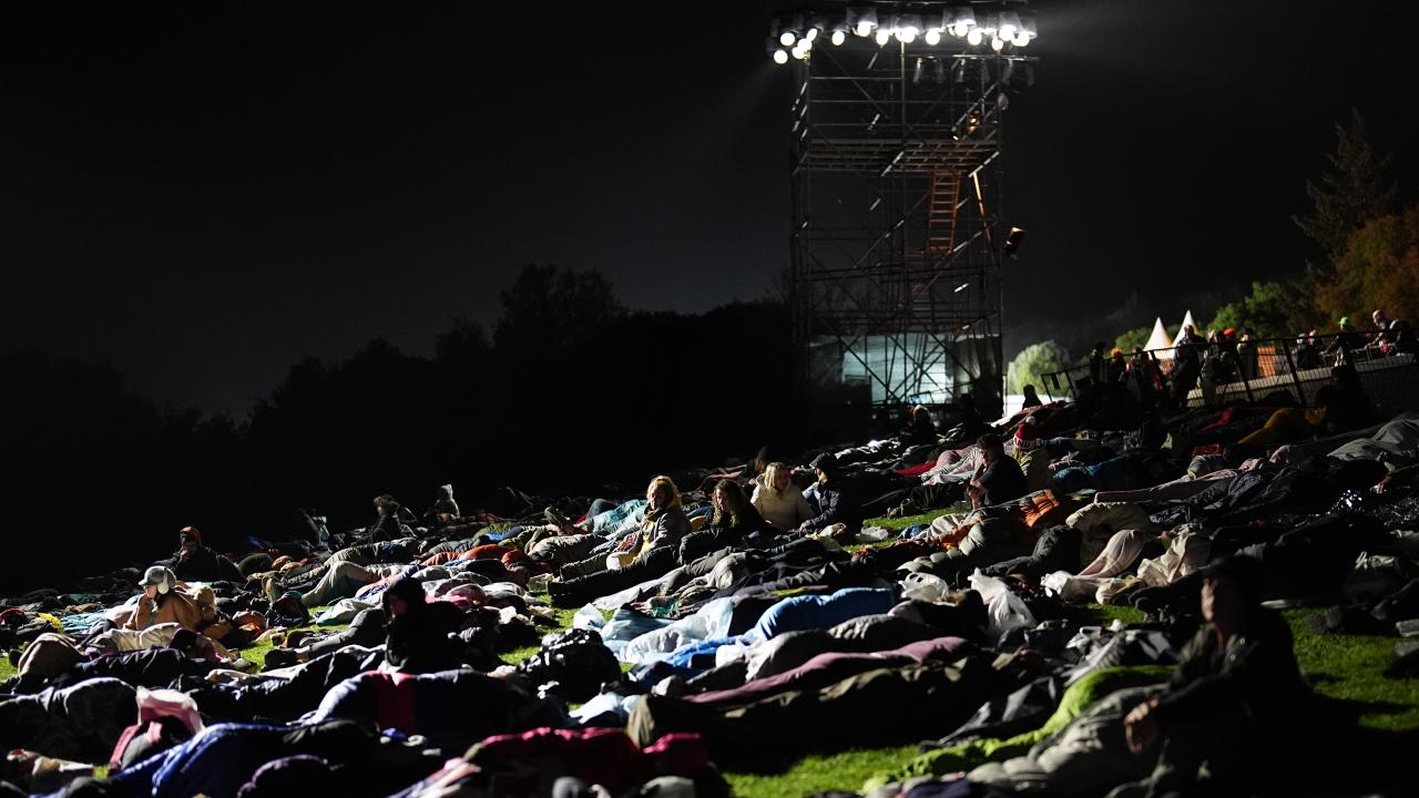 Anzak Torunları Geleneksel 'Şafak Ayini' İçin Anzak Koyu'nda