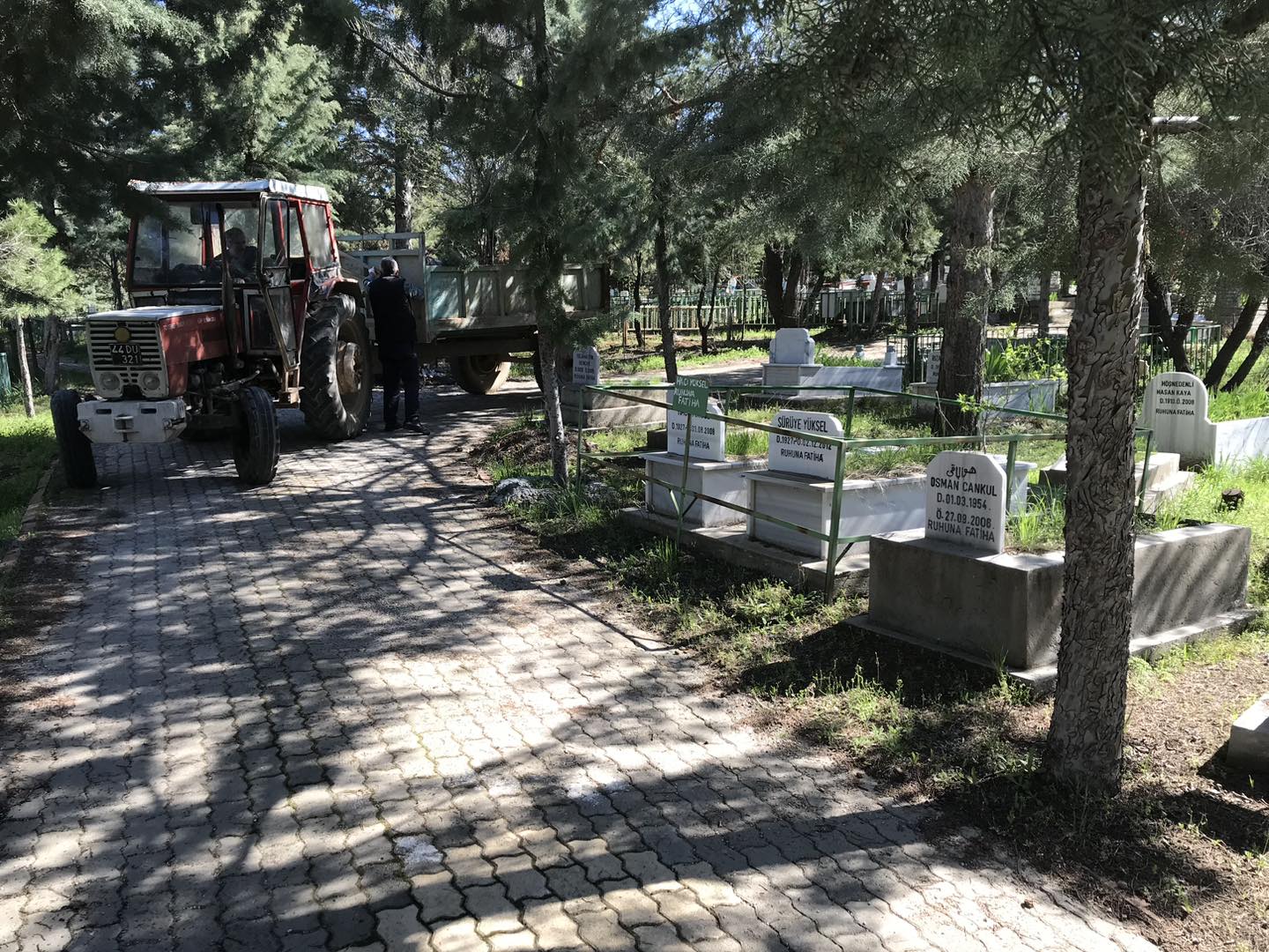 Arapgir'de Mezarlıklara Bakım Yapıldı