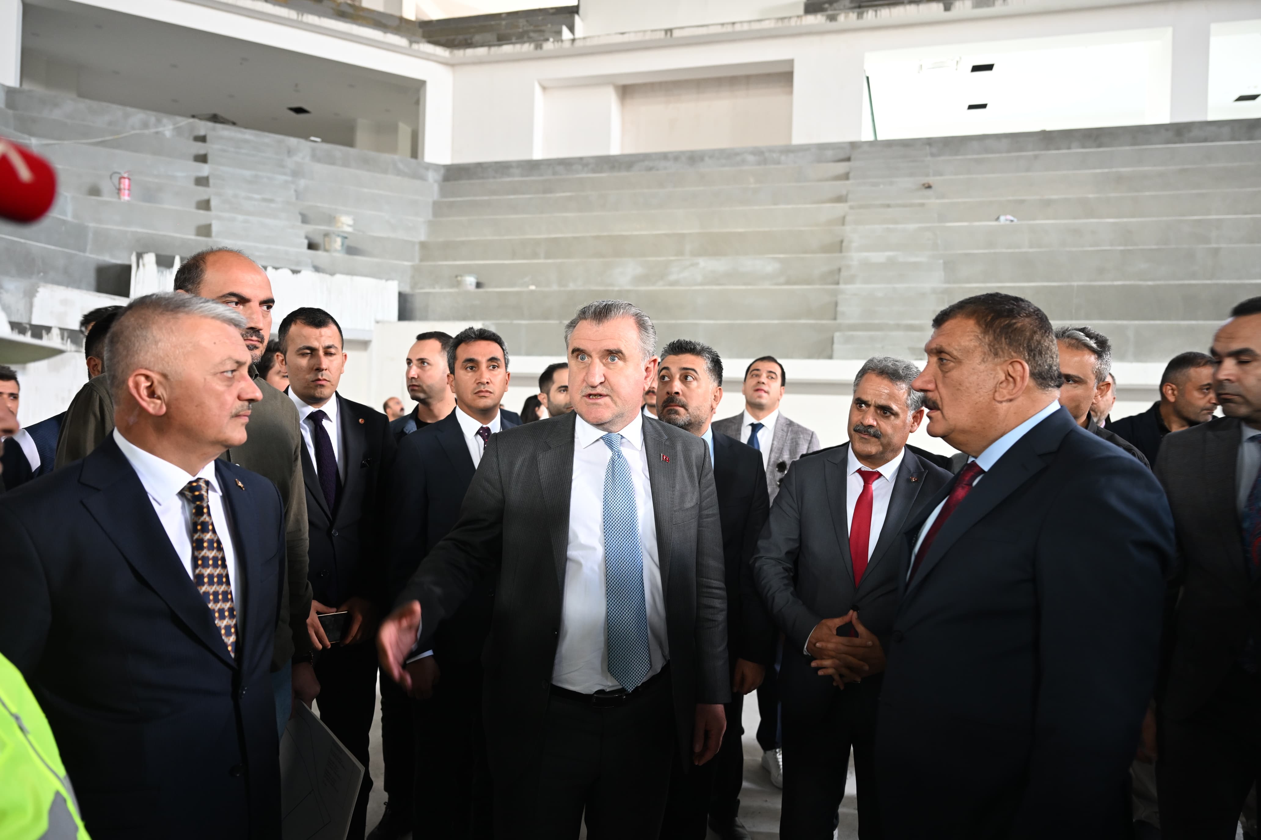 Bakan Bak Gençlik ve Spor Merkezini İnceledi