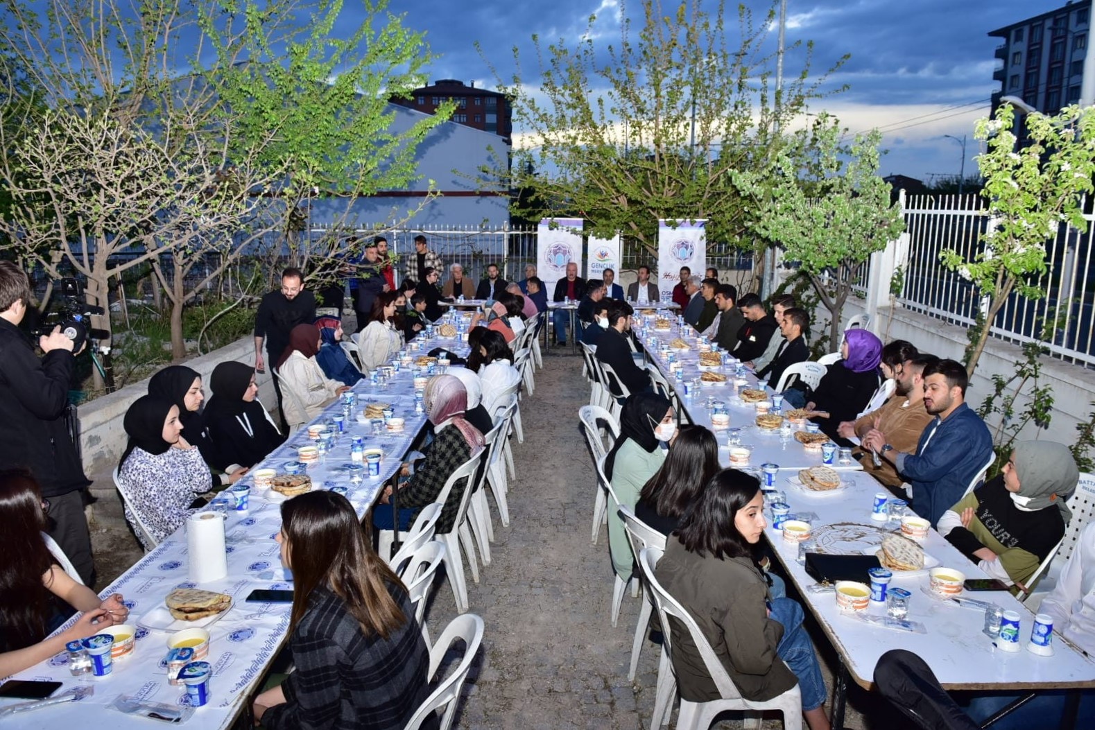 Bakan Güder Gençlerle İftarda Buluştu