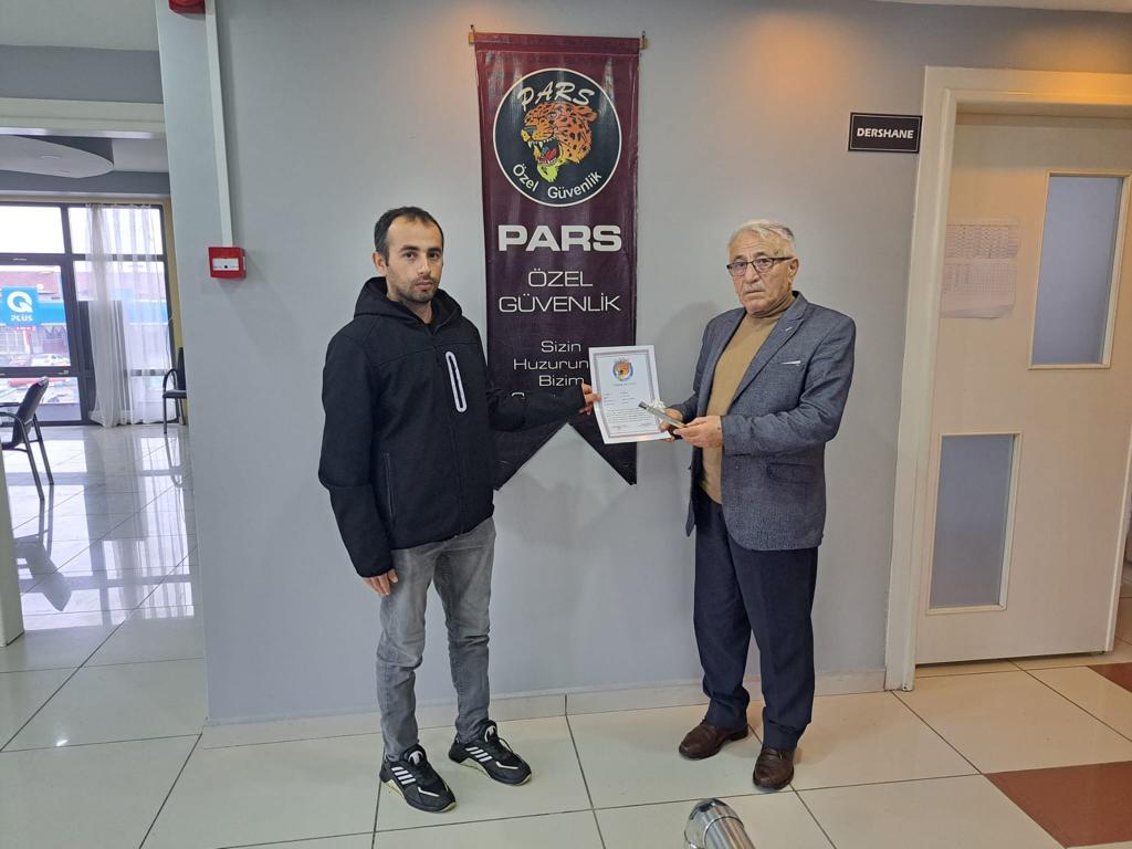 Başarılı Kursiyerlere Plaket Verildi