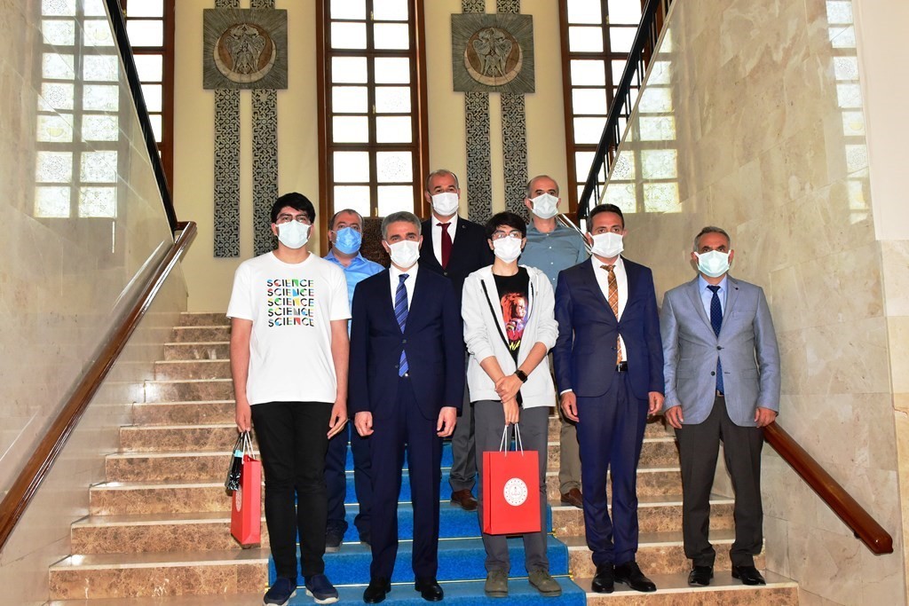 Başarılı öğrencilere hediye