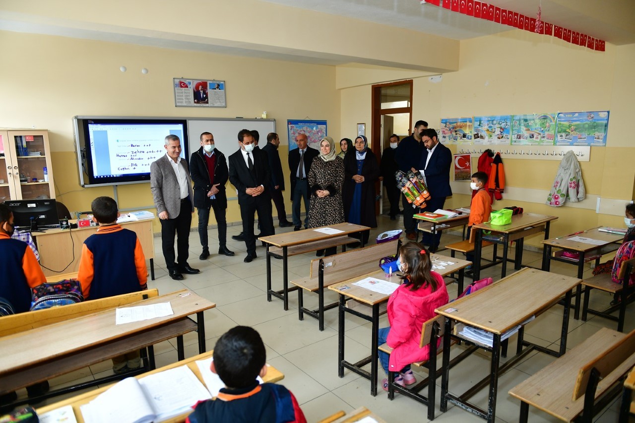 Başkan Çınar okulları ziyaret etti