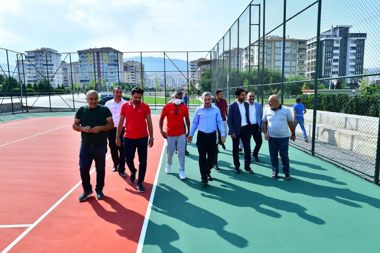 Başkan Çınar, spor tesislerini inceledi