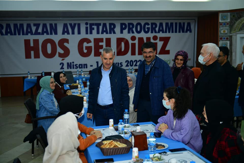 Başkan Çınar Üniversitelilerle İftarda Buluştu