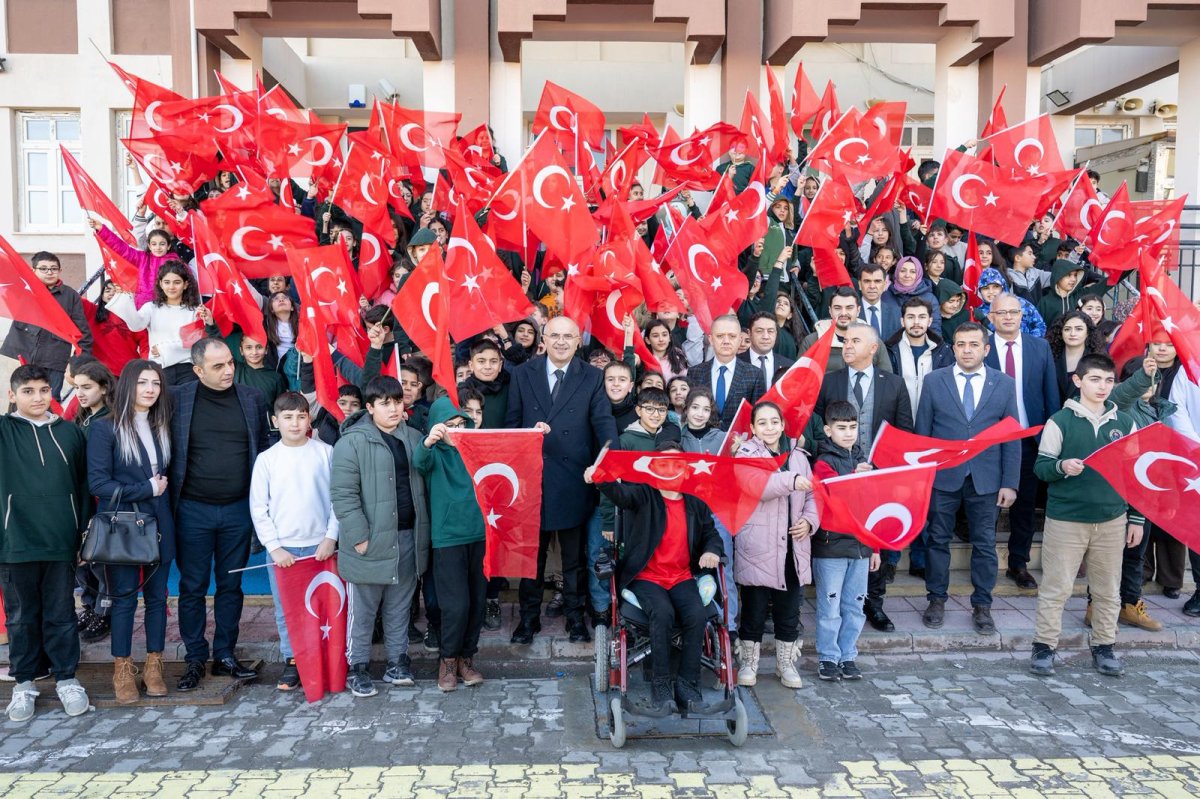 Barguzu Ortaokulu’nu ziyaret eden Büyükşehir Belediye Başkanı Sami Er:  “EN BÜYÜK BAŞARI  ÇALIŞMAK VE İŞİNİ İYİ YAPMAKTIR”