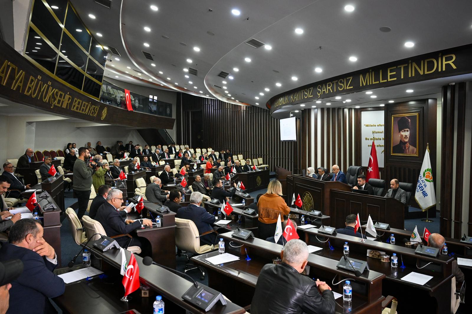 Başkan Er;  “CUMHURBAŞKANIMIZIN LİDERLİĞİNDE  ŞEHRİMİZ AYAĞA KALKTI”