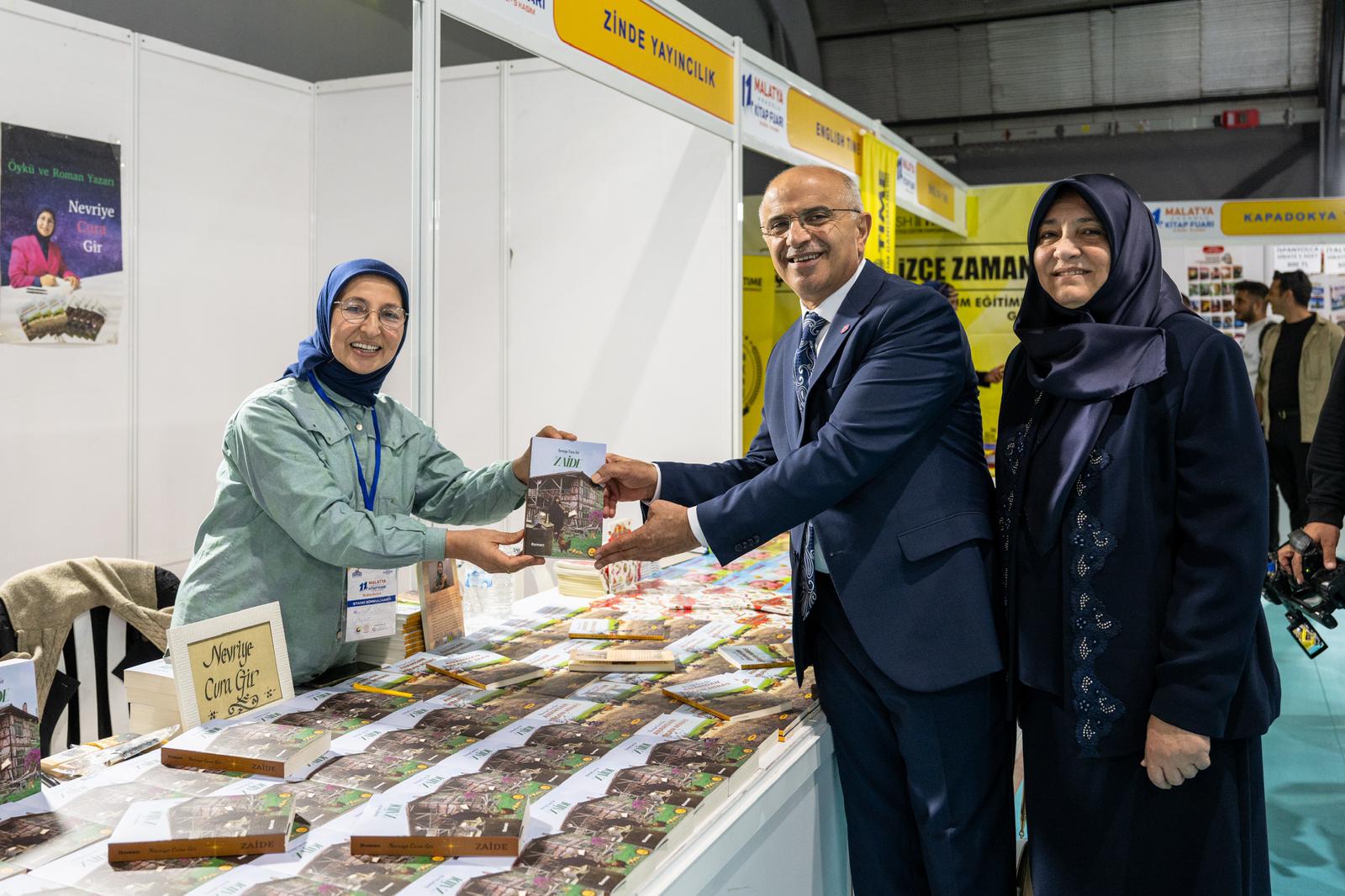 BAŞKAN ER STANTLARI ZİYARET EDEREK YAZARLARLA BİR ARAYA GELDİ