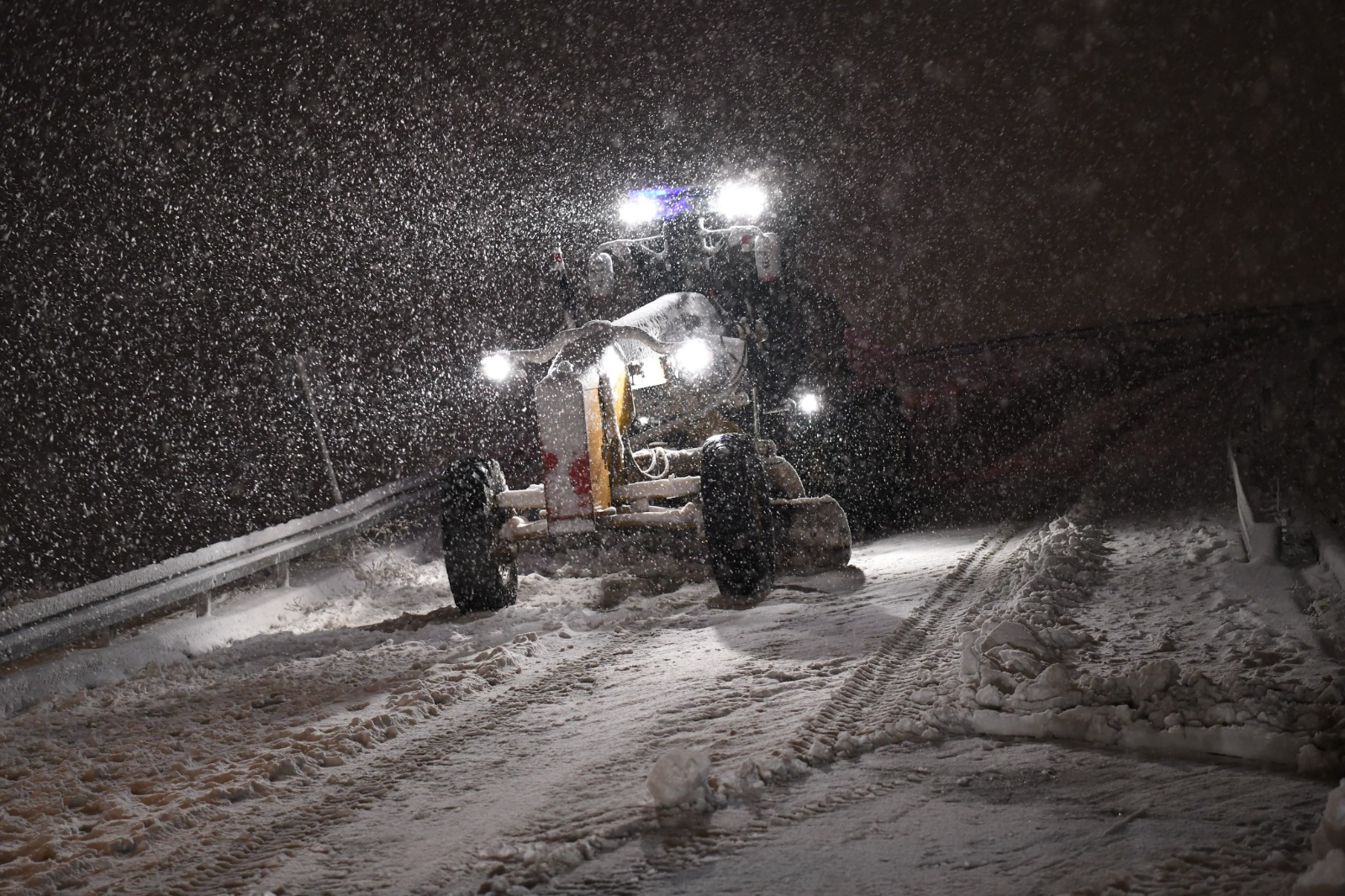 BAŞKAN GEÇİT, “KAR TEMİZLEME ÇALIŞMALARIMIZ PLANLI BİR ŞEKİLDE İLERLİYOR”