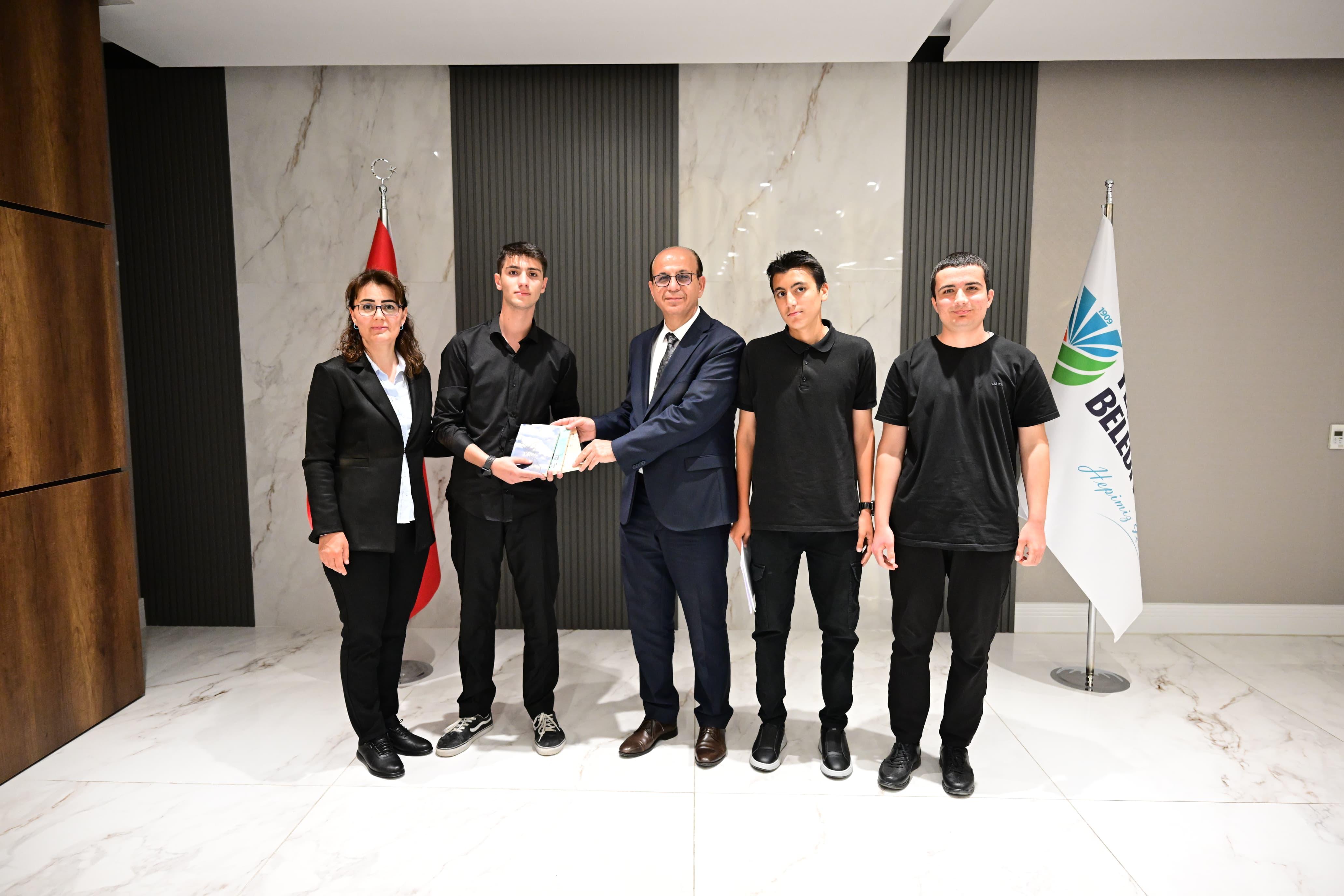 BAŞKAN GEÇİT, KERNEK ANADOLU LİSESİ ÖĞRENCİLERİYLE RÖPORTAJ YAPTI;