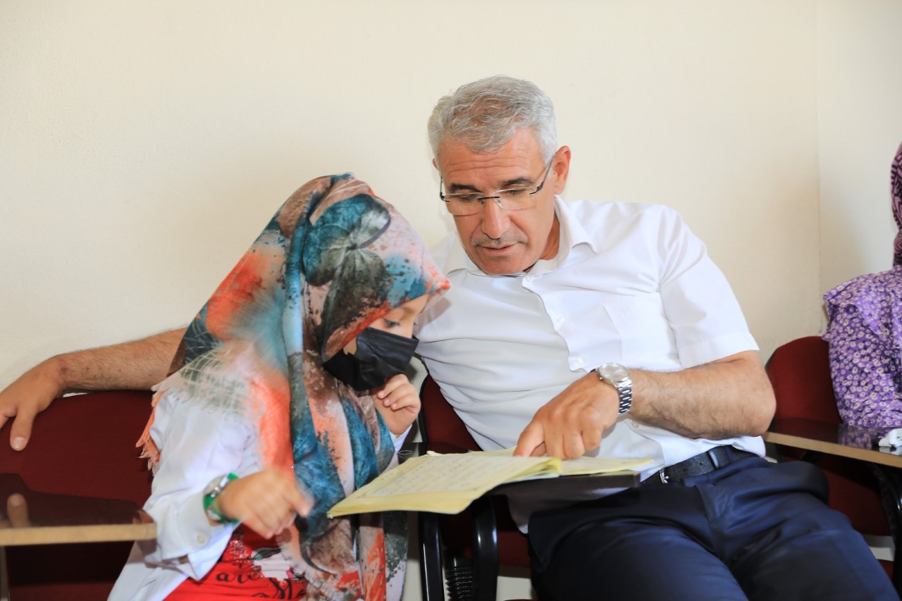 Başkan Güder, Kur’an kursu öğrencileri ile birlikte derse katıldı