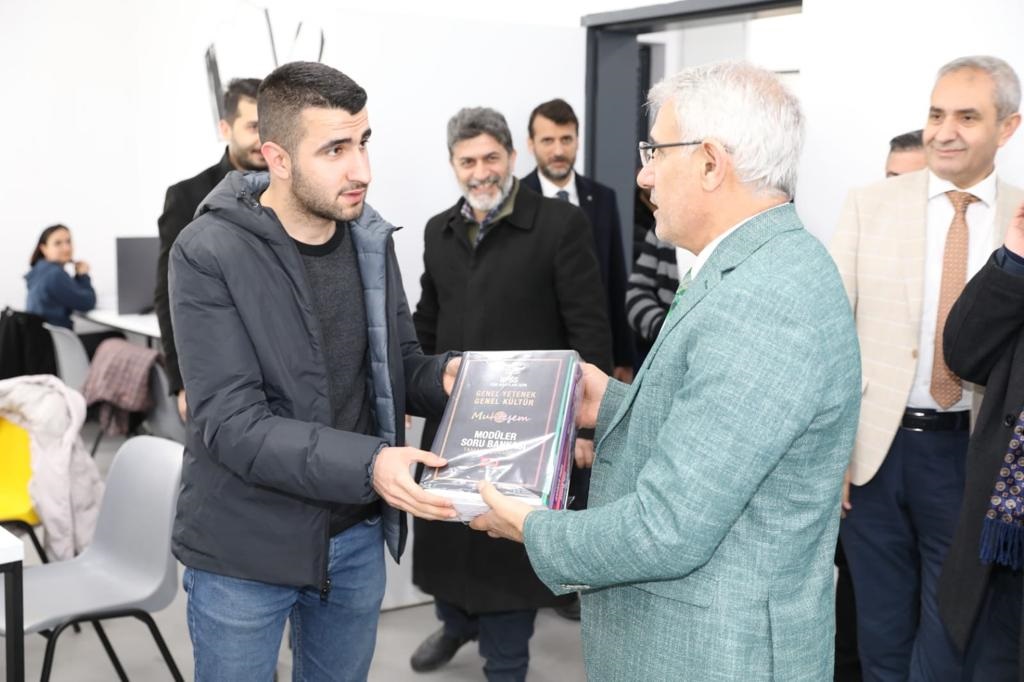 Başkan Güder Öğrencilere Eğitim Seti Hediye Etti