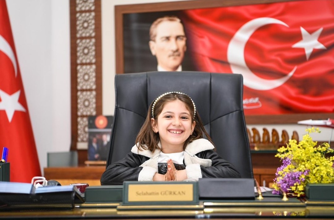 Başkan Gürkan Koltuğunu Minik Elif'e Devretri