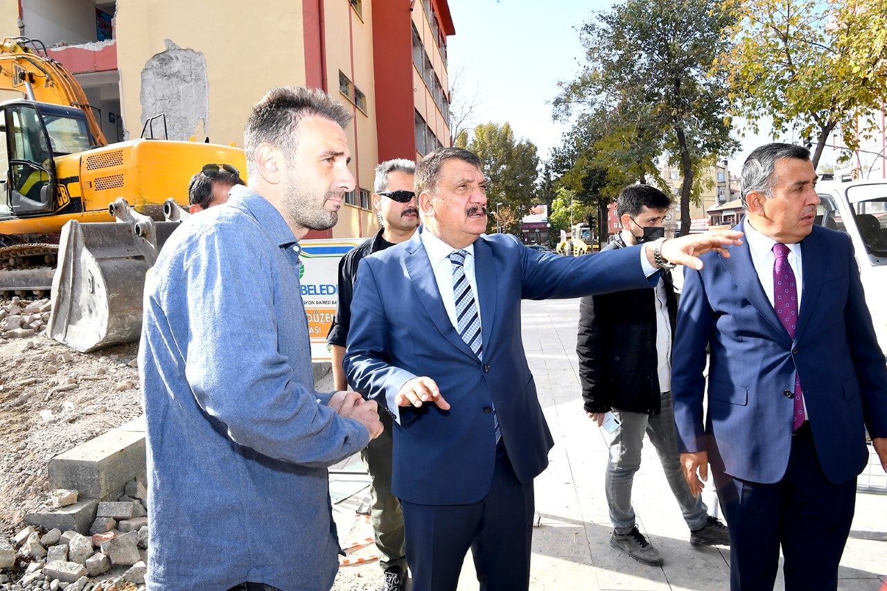 Başkan Gürkan meydana indi