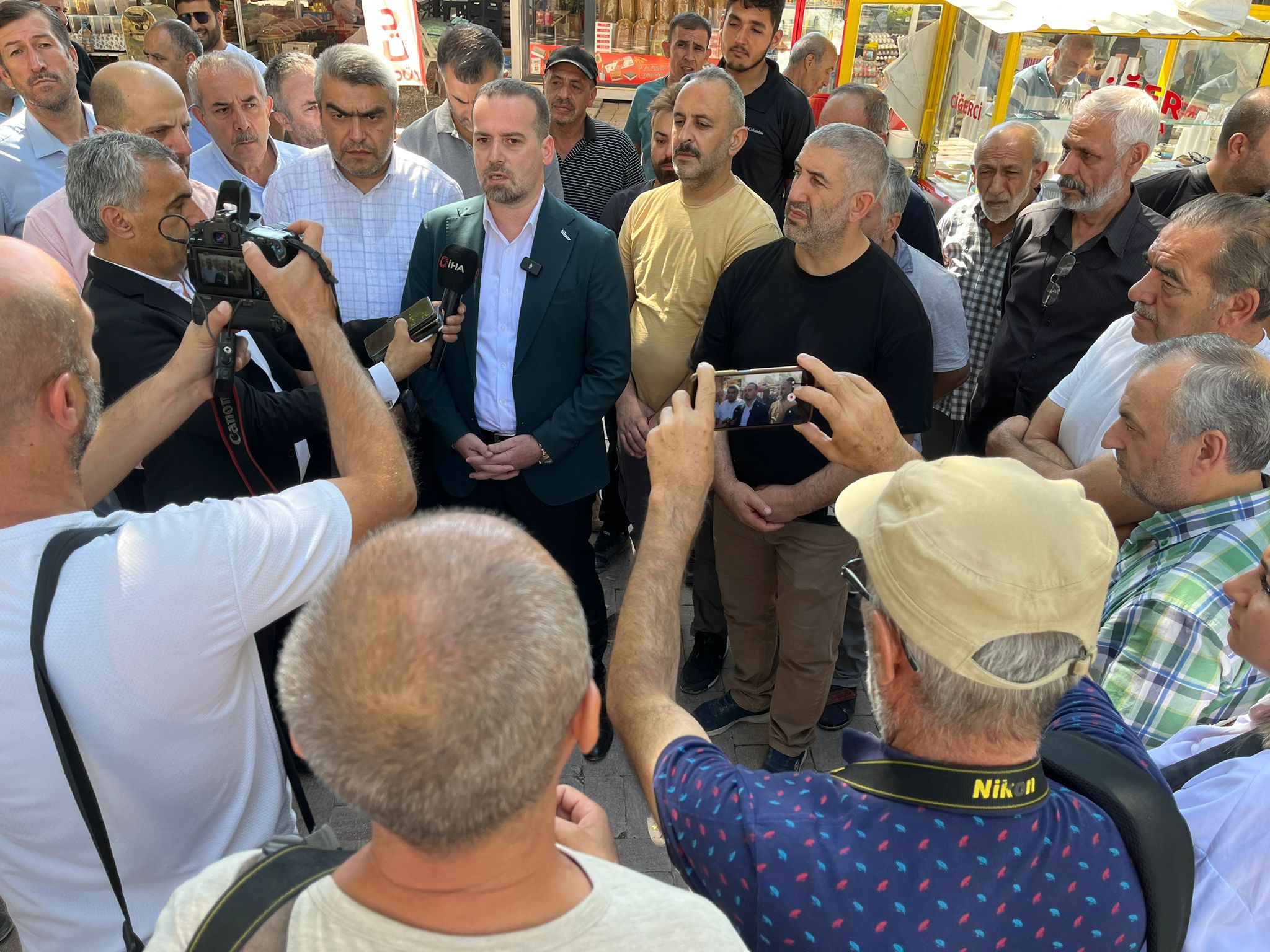 Başkan Karademir, "Esnaflarımızla Birlikte Deprem İzlerini Sileceğiz"