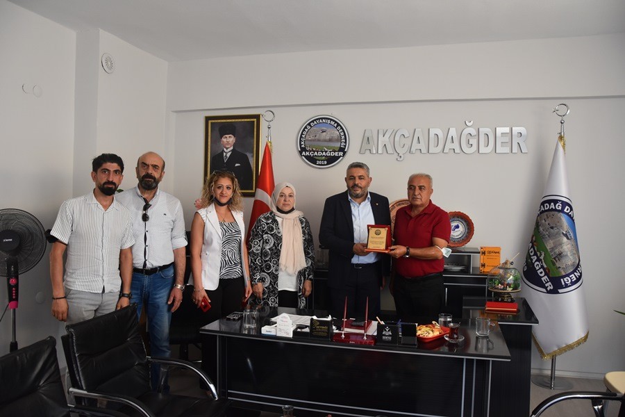 Başkan Sadıkoğlu’na plaket