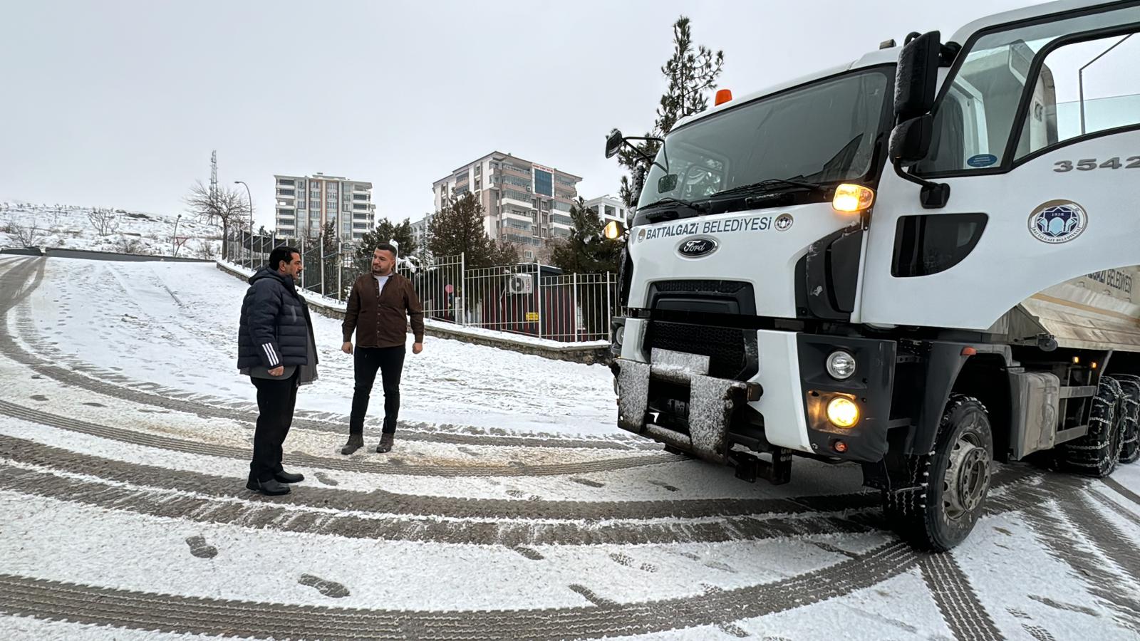 BAŞKAN TAŞKIN, KARLA MÜCADELE ÇALIŞMALARINI SAHADA İNCELEDİ