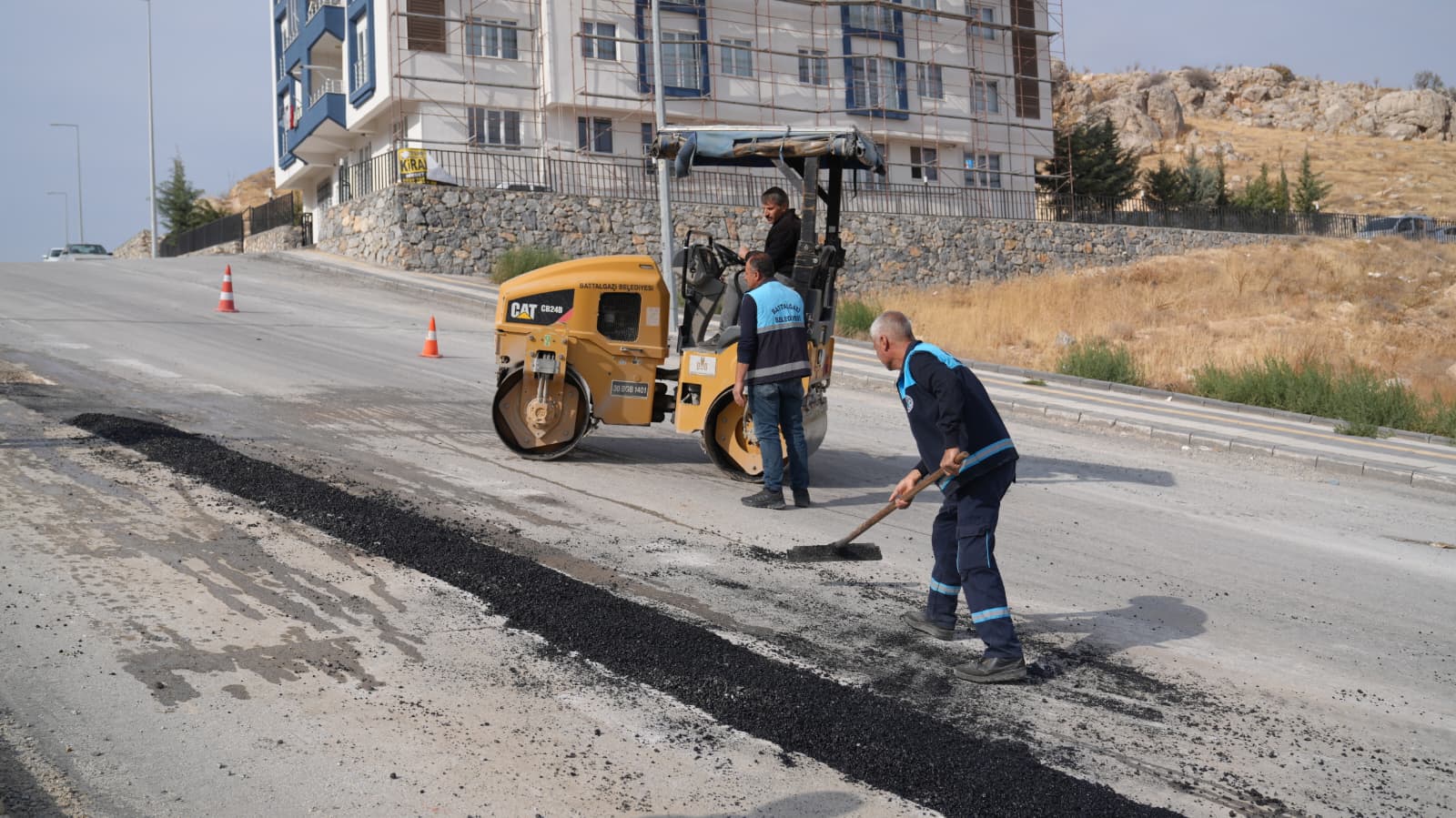 BATTALGAZİ BELEDİYESİ ÇAMURLU MAHALLESİ’NDE ASFALT YAMA ÇALIŞMASI YAPTI