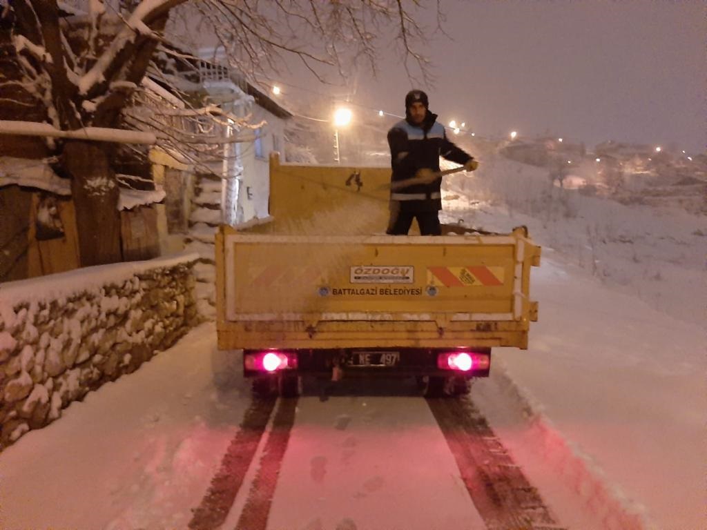 Battalgazi Belediyesi Ekipleri Özveri İle Karla Mücadele Ediyor