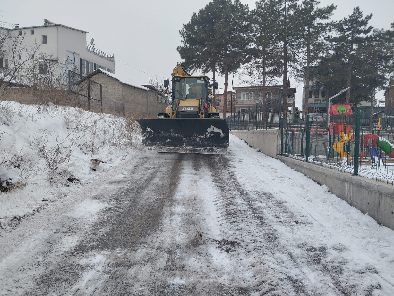 Battalgazi Belediyesi’nden Okul Bahçelerinde Kar Temizliği