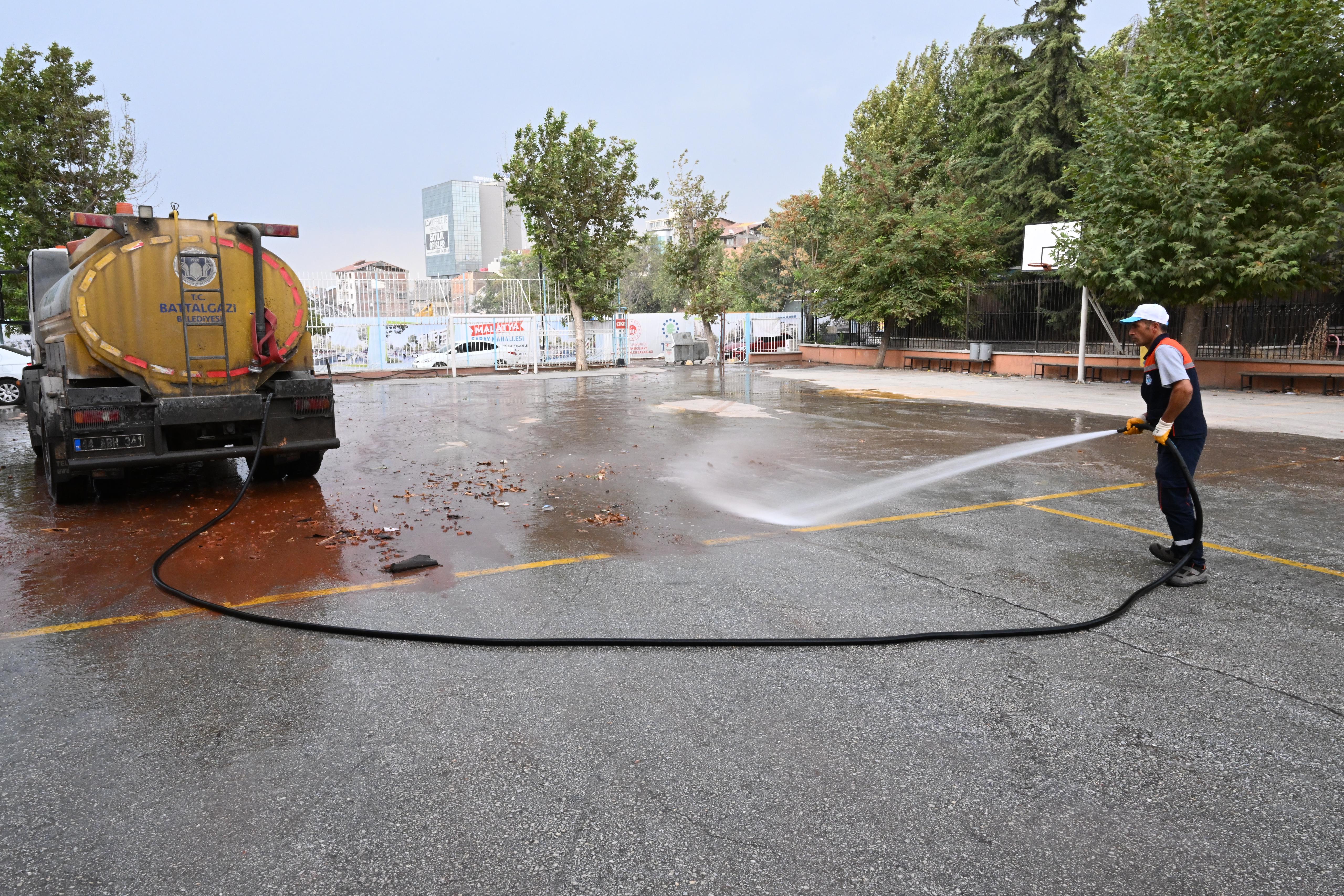 Battalgazi Belediyesi’nden Okullarda Bahçe Temizliği