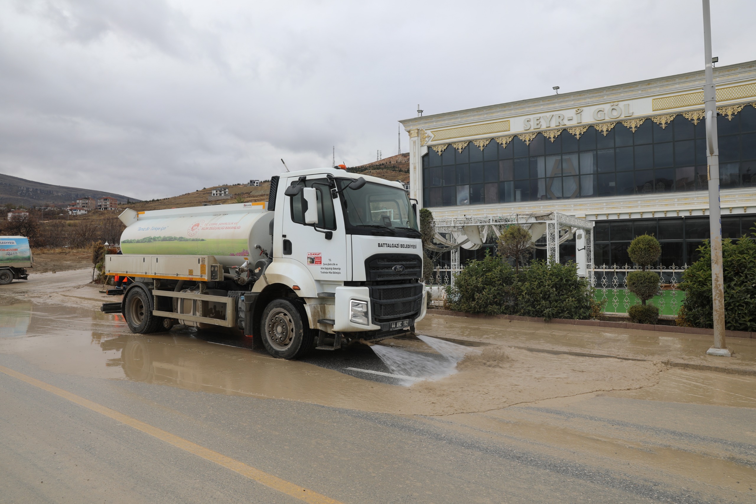 BATTALGAZİ BELEDİYESİ’NDEN PINARBAŞI GÖLETİ ÇEVRESİNDE DETAYLI TEMİZLİK