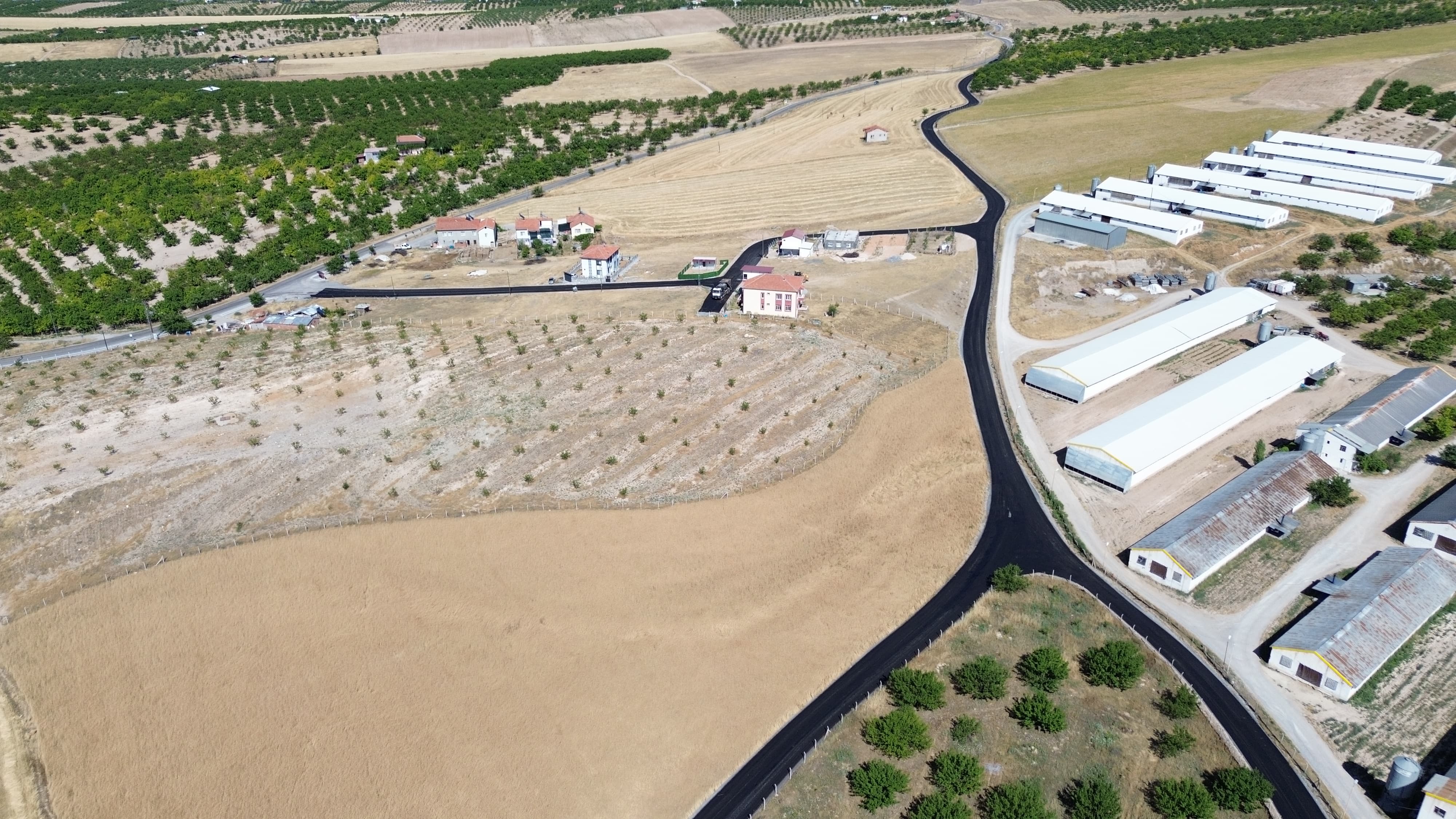 BATTALGAZİ’DE ASFALT SEFERBERLİĞİ SÜRÜYOR