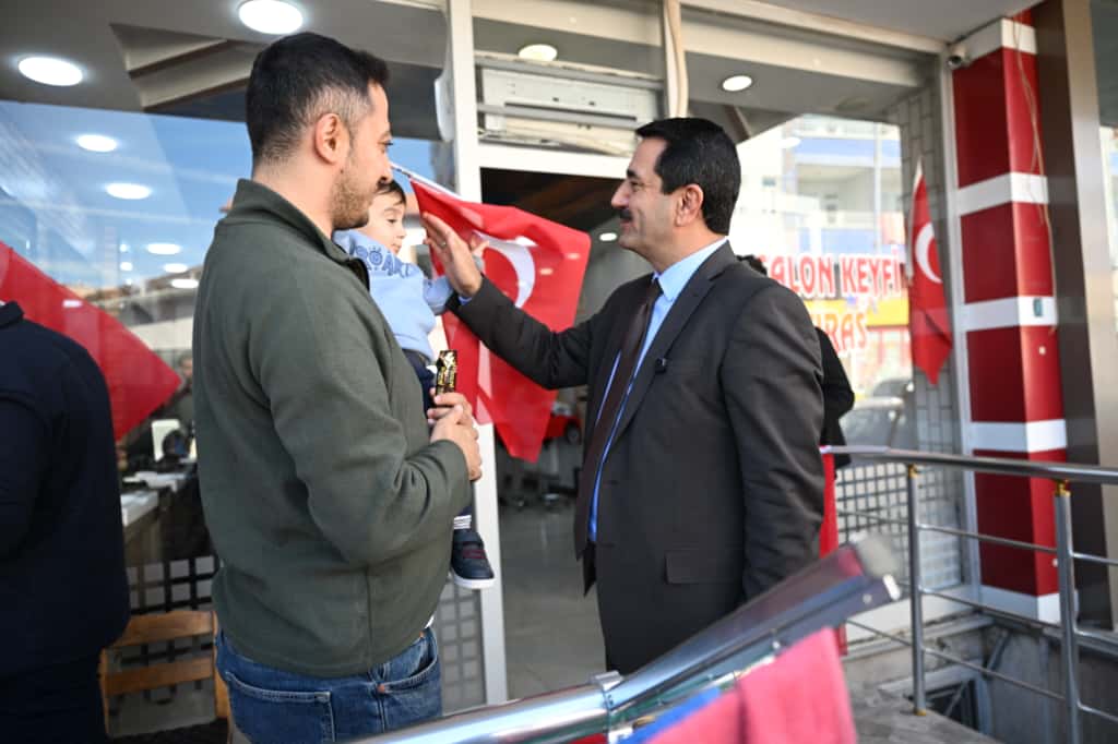 BATTALGAZİ’DE CUMHURİYET COŞKUSU: BAŞKAN TAŞKIN VATANDAŞLARA TÜRK BAYRAĞI HEDİYE ETTİ