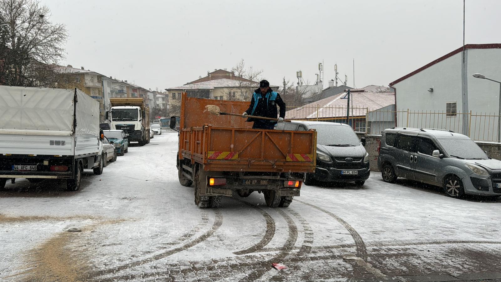 BATTALGAZİ’DE KAR MESAİSİ: BAŞKAN TAŞKIN EKİPLERLE BİRLİKTE SAHADA