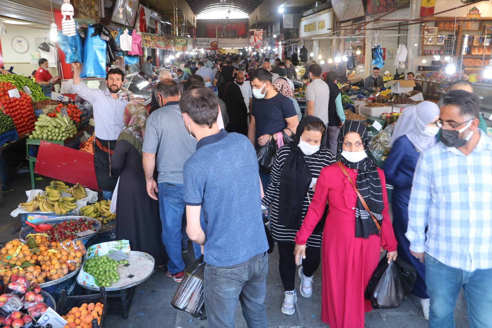 Bayram alışverişi Covid-19’u unutturdu