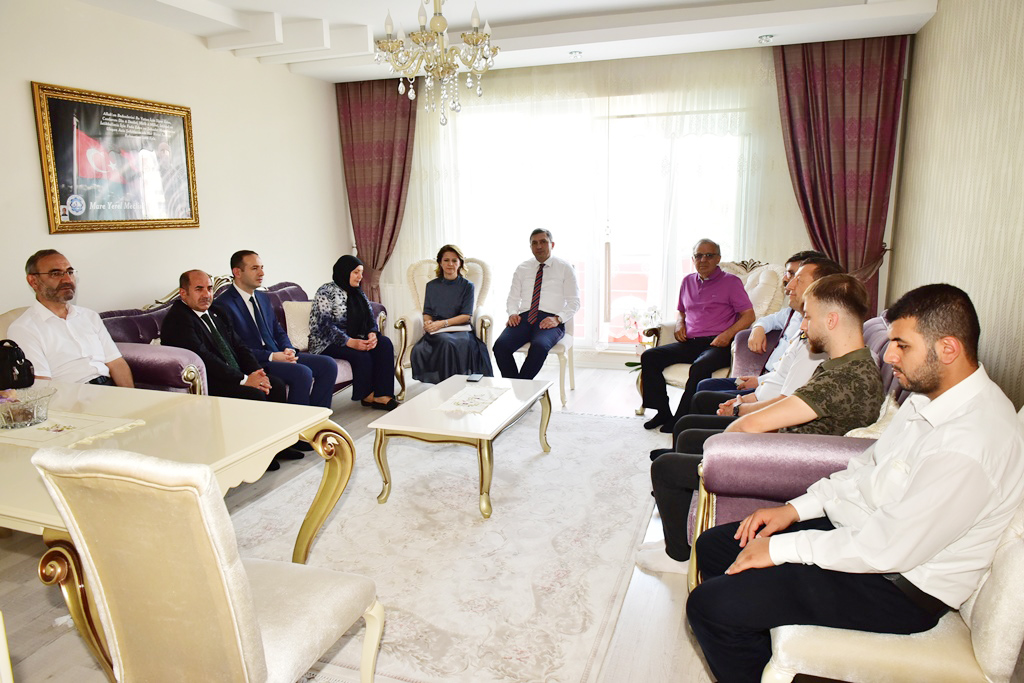 Bayram Arifesinde Şehitler ve Aileleri Unutmadı